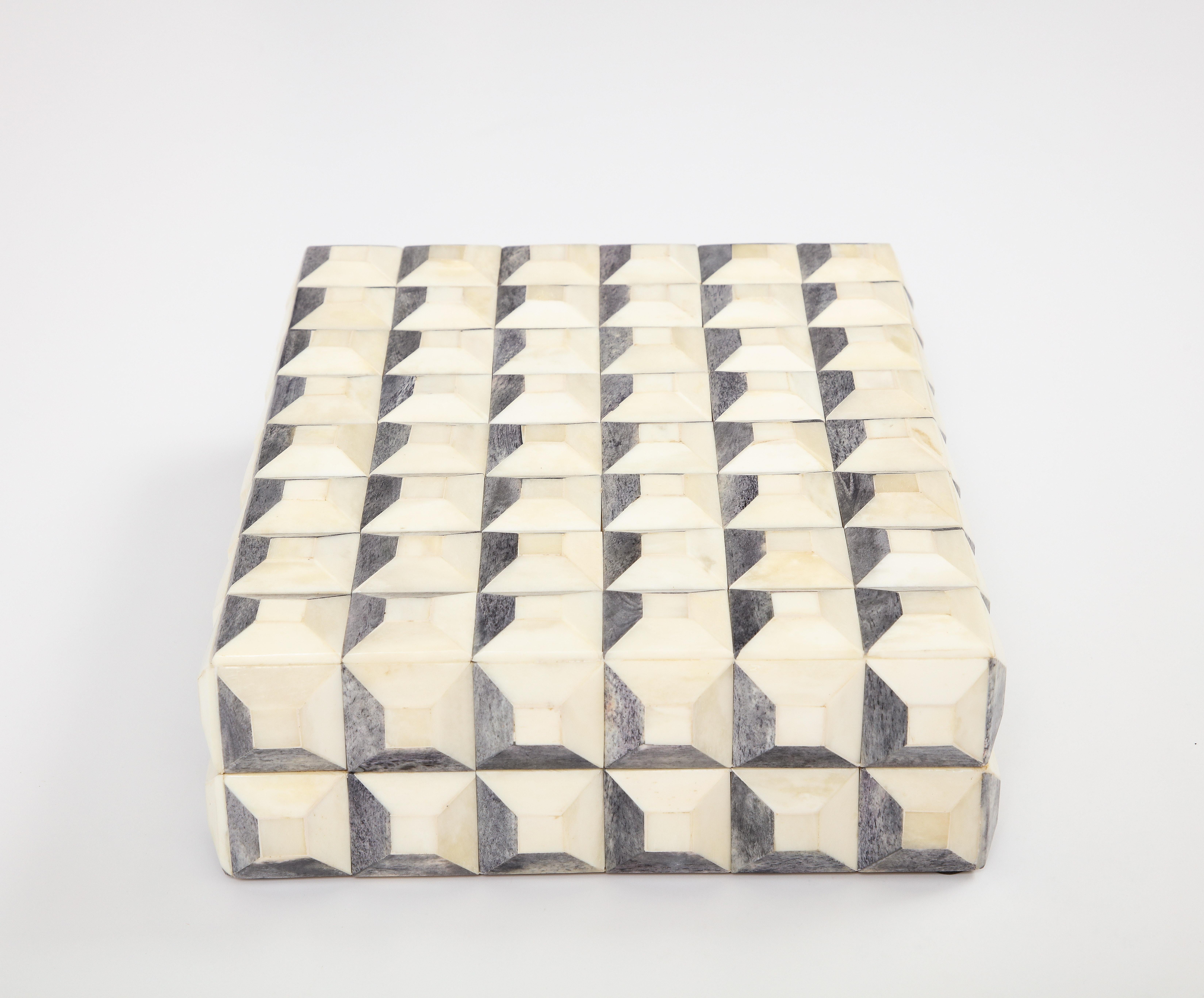 Boîte à carreaux géométrique en os gris naturel Neuf - En vente à New York, NY