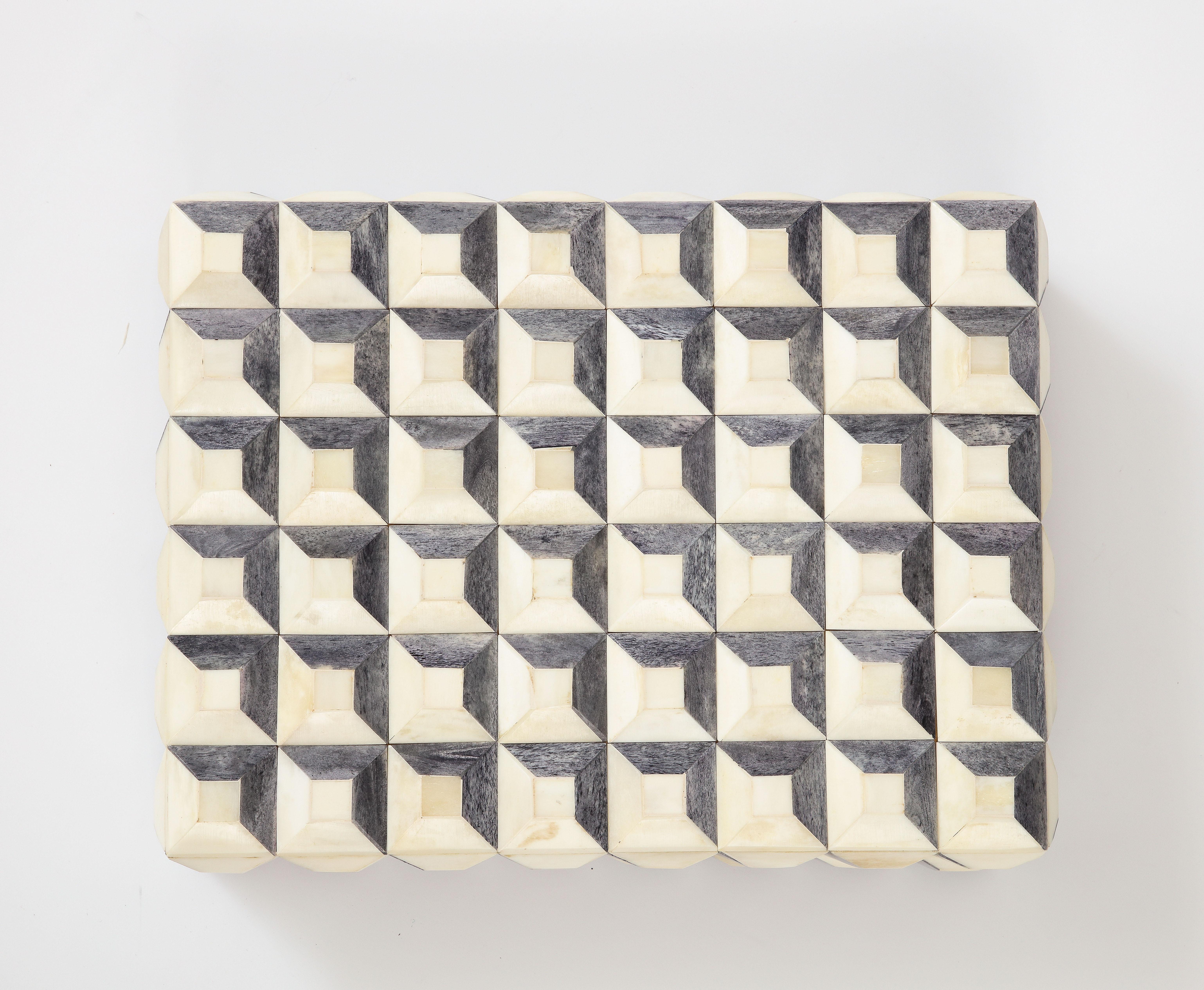 XXIe siècle et contemporain Boîte à carreaux géométrique en os gris naturel en vente