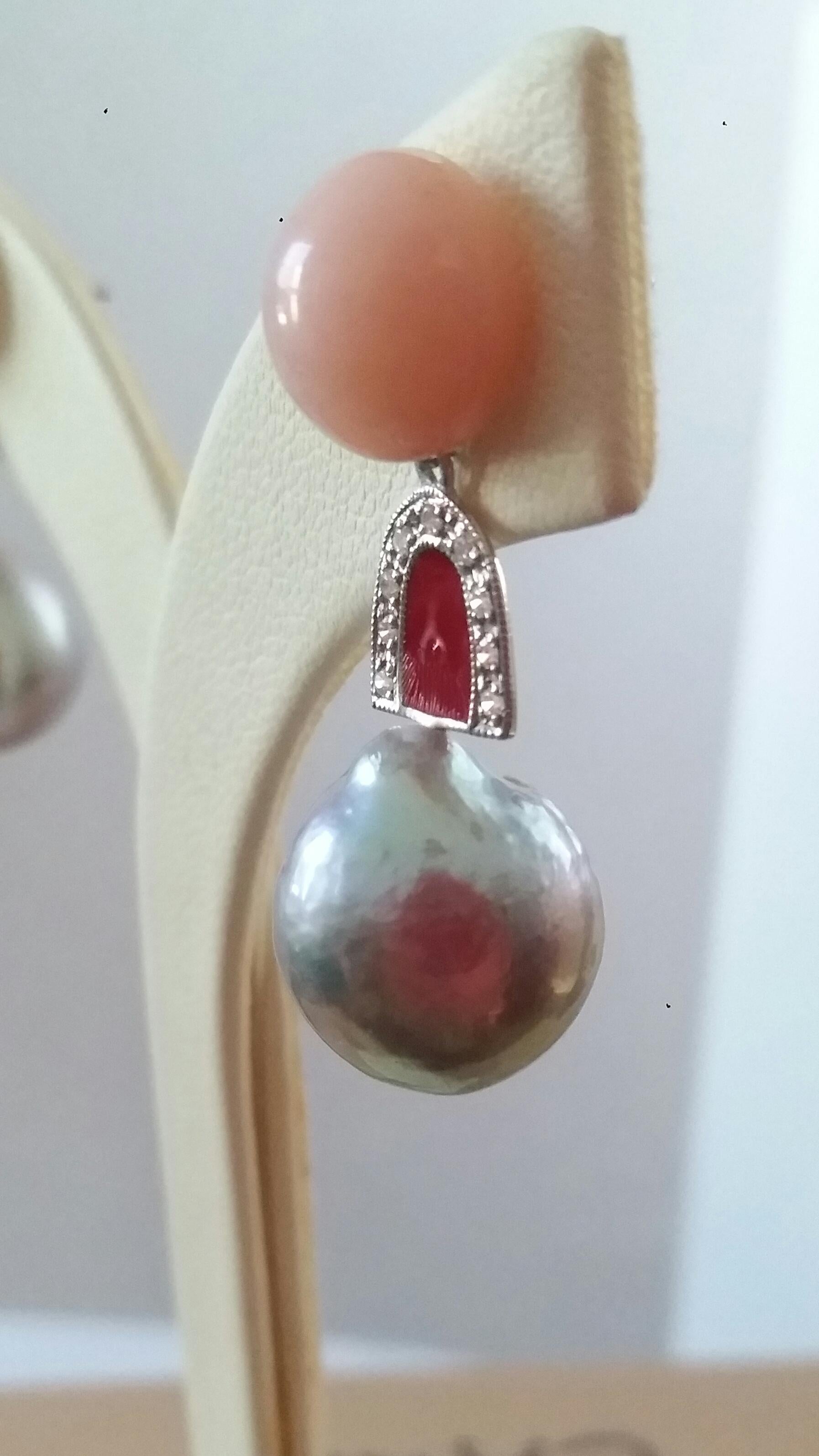 Natürliche graue Barockperlen Rosa Opal Gold Diamanten Rot Emaille Ohrringe (Art déco) im Angebot