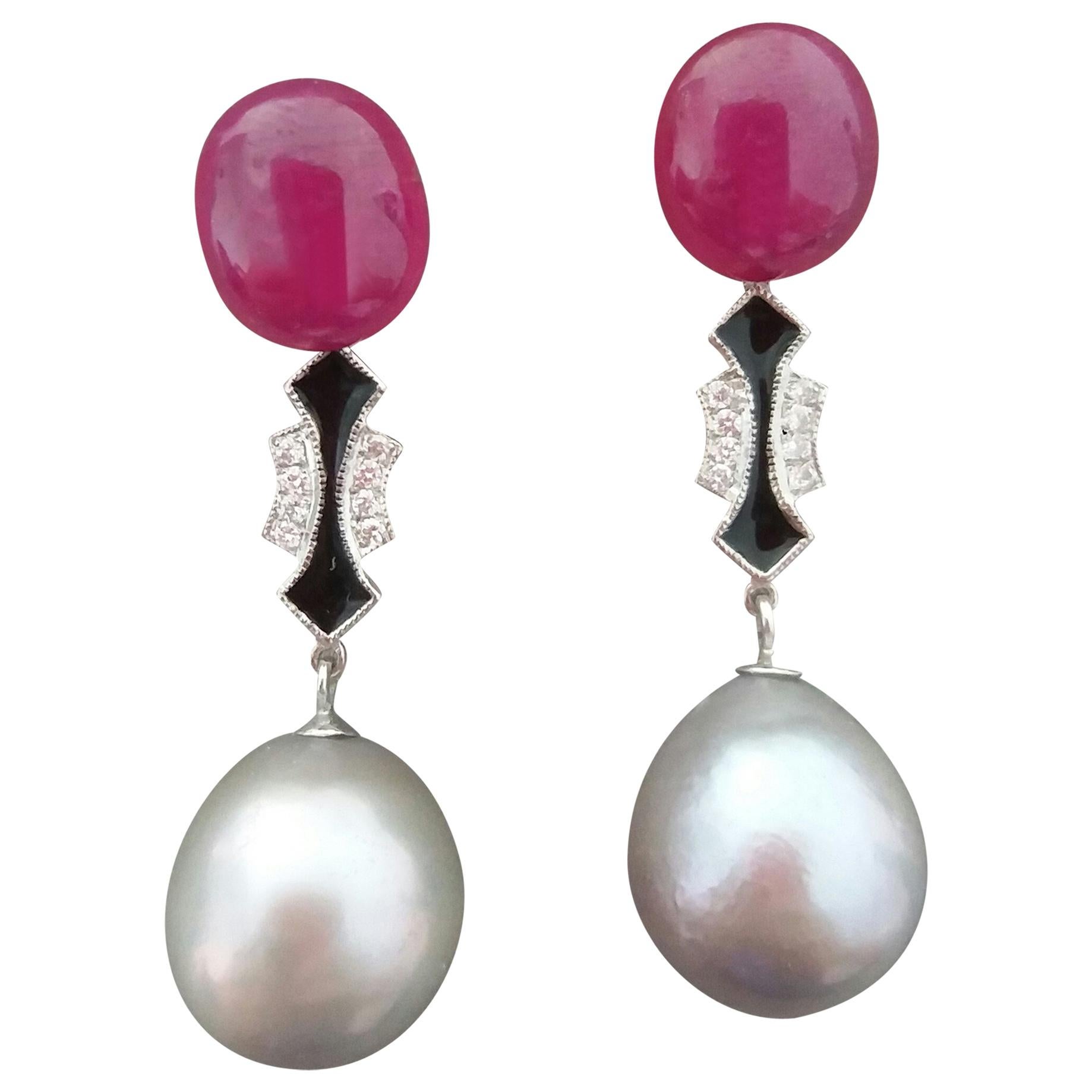 Boucles d'oreilles baroques en perles naturelles de couleur grise, rubis, or, diamants et émail noir