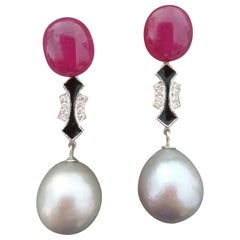 Pendientes de Perlas Barrocas Color Gris Natural Cabujones de Rubí Diamantes de Oro Esmalte Negro