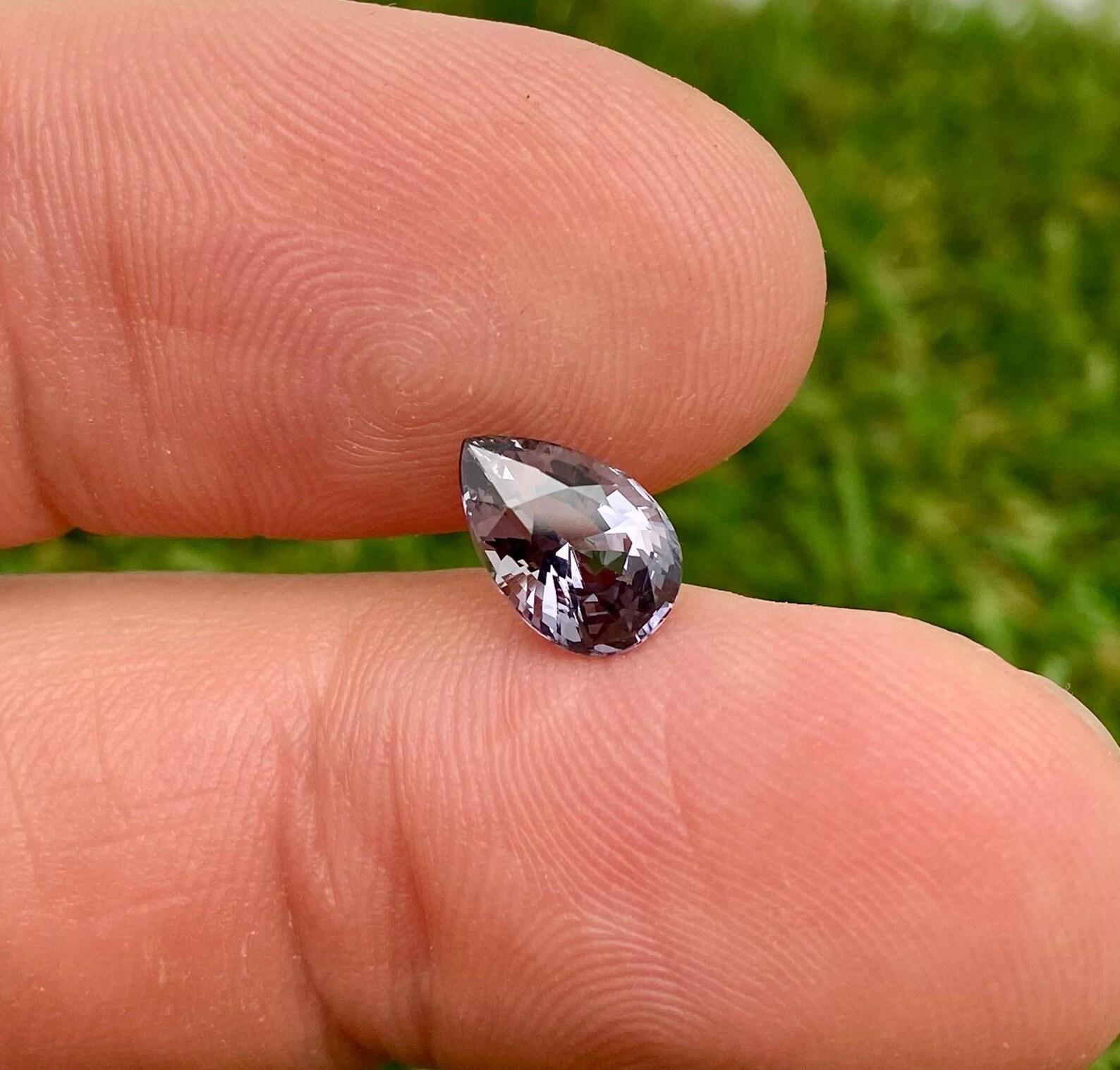Gema suelta natural Espinela Gris-Púrpura 2,07 ct, Origen Tanzania, Certificado Corte pera en venta