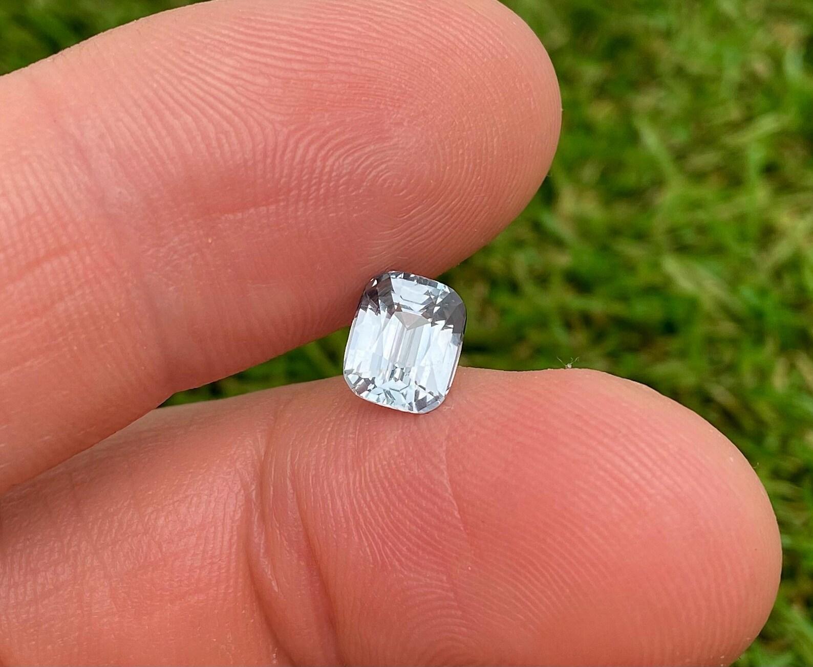 Pierre précieuse non sertie de 2,03 carats, de haute qualité, taille coussin, Tanzanie Unisexe en vente