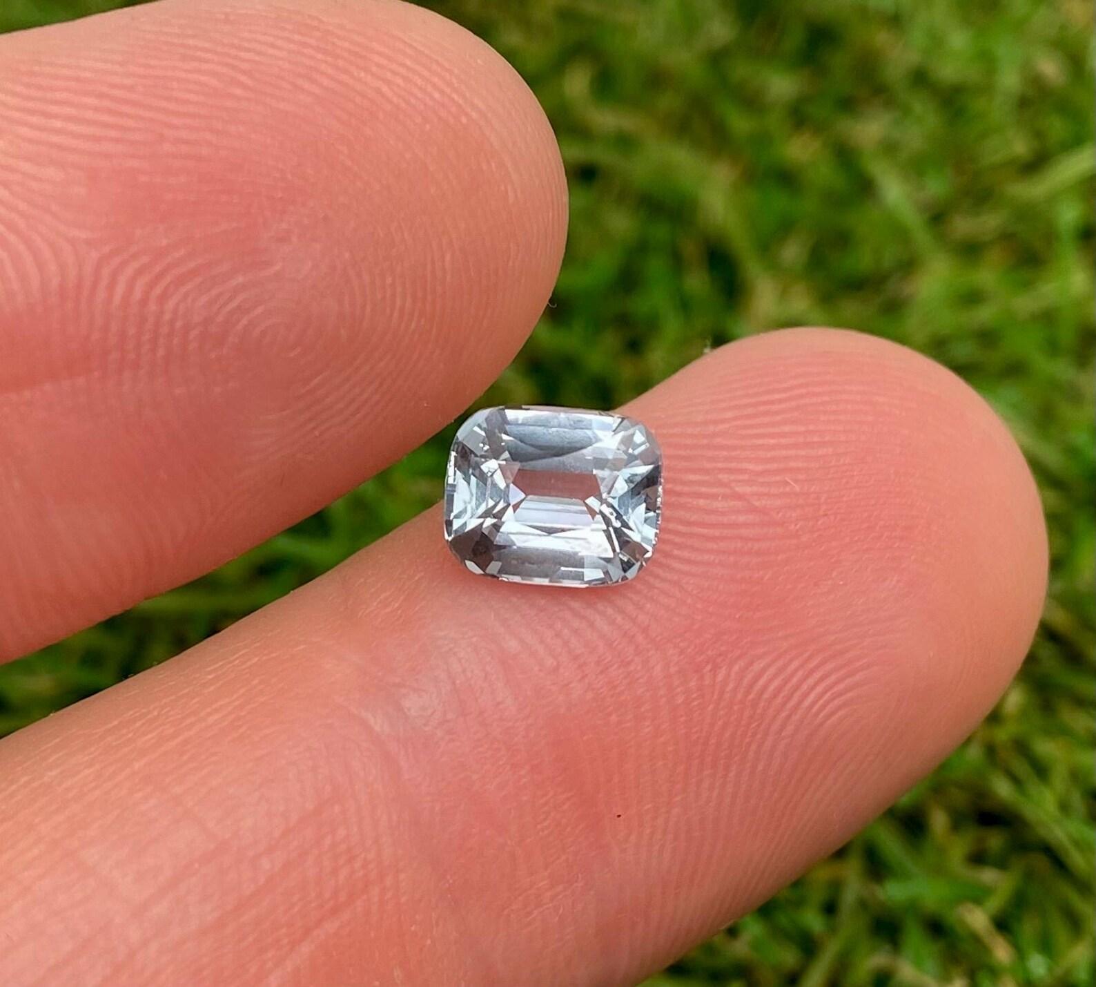 Pierre précieuse non sertie de 2,03 carats, de haute qualité, taille coussin, Tanzanie en vente 1