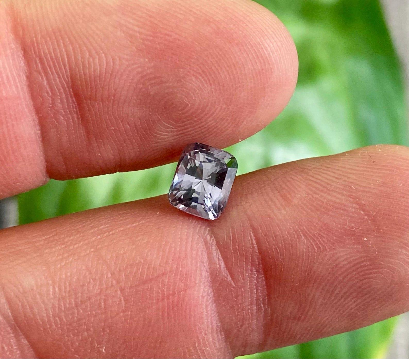 Gemma Spinello Grigio Nature dalla Tanzania

Certificato dal laboratorio GFCO
Colore della pietra preziosa: Grigio
Tipo di gemma: Spinello
Dimensioni della gemma: 7,49x6,26x5,21 mm
Grado di taglio: Eccellente
Chiarezza/Grado: VVS
Forma della gemma: