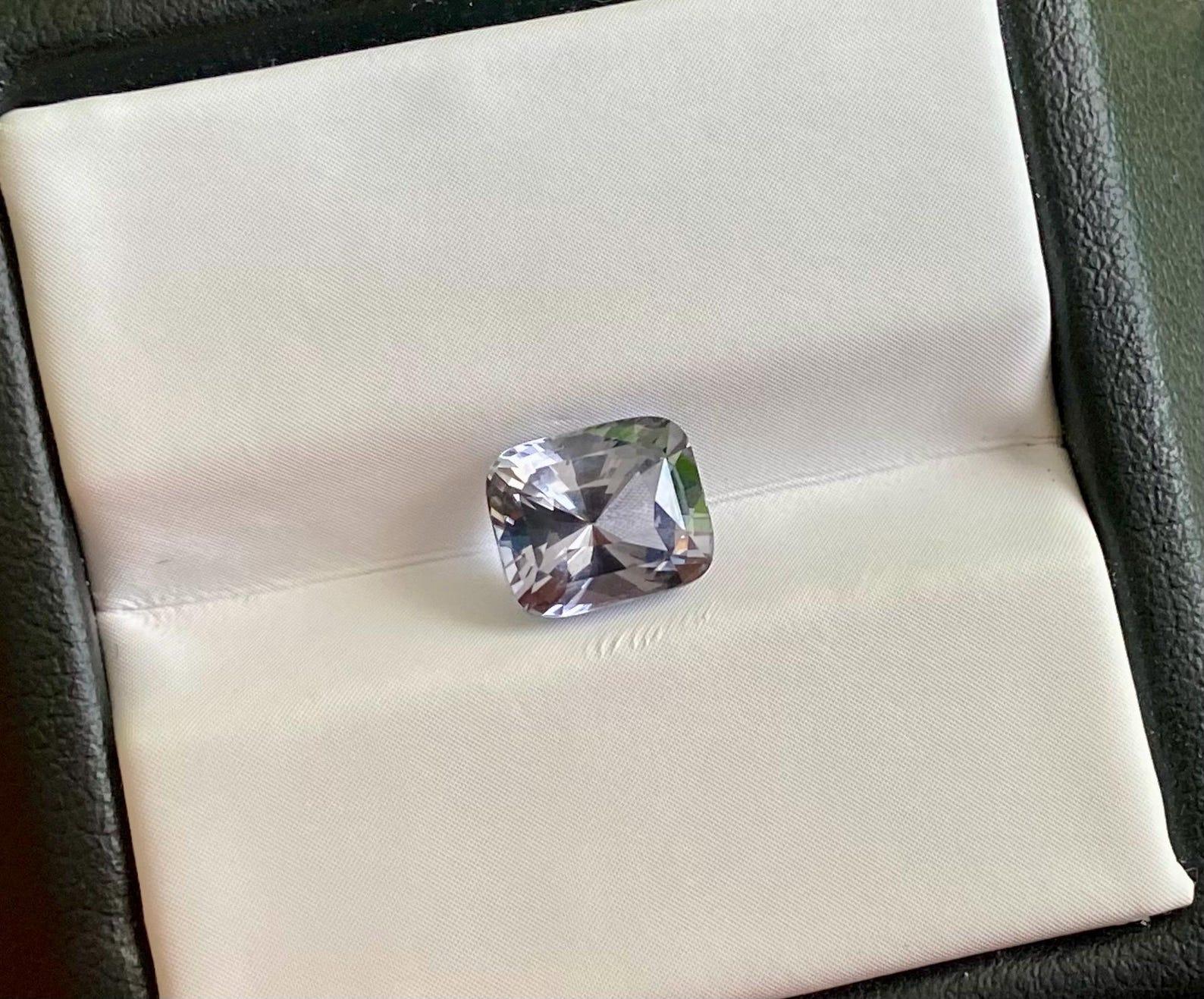 Taglio cuscino Gemma sciolta di Spinello Grigio Nature da 2,06 ct. Alta qualità, Tanzania, Certificato in vendita