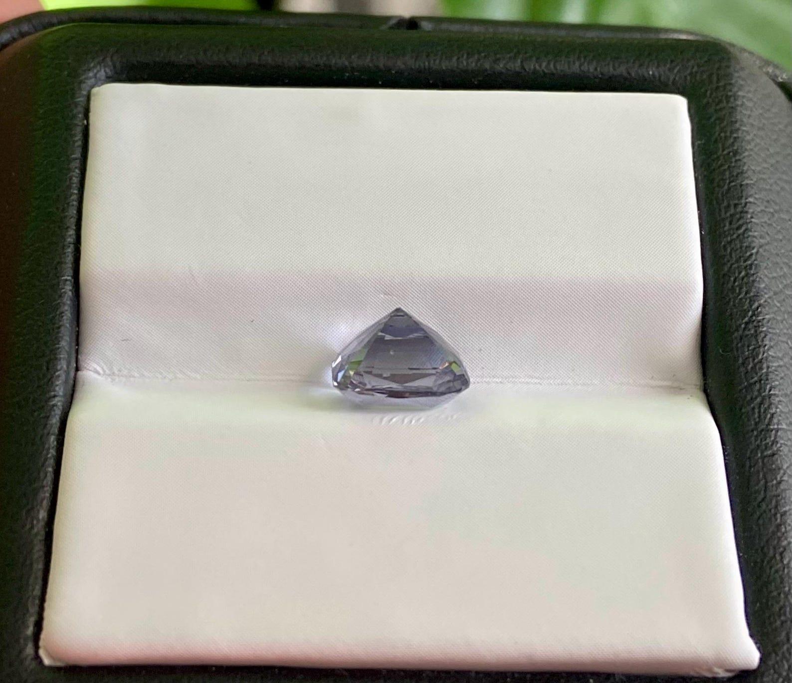 Gemma sciolta di Spinello Grigio Nature da 2,06 ct. Alta qualità, Tanzania, Certificato In condizioni Nuovo in vendita a Daugavpils, LV