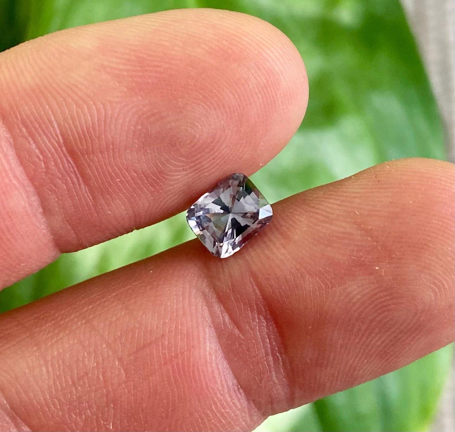 Gemma sciolta di Spinello Grigio Nature da 2,06 ct. Alta qualità, Tanzania, Certificato in vendita 1