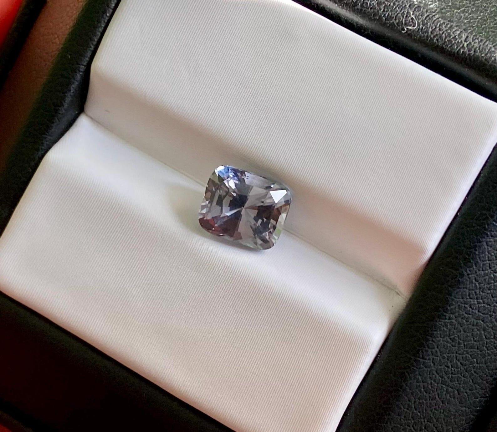 Gemma sciolta di Spinello Grigio Nature da 2,06 ct. Alta qualità, Tanzania, Certificato in vendita 2