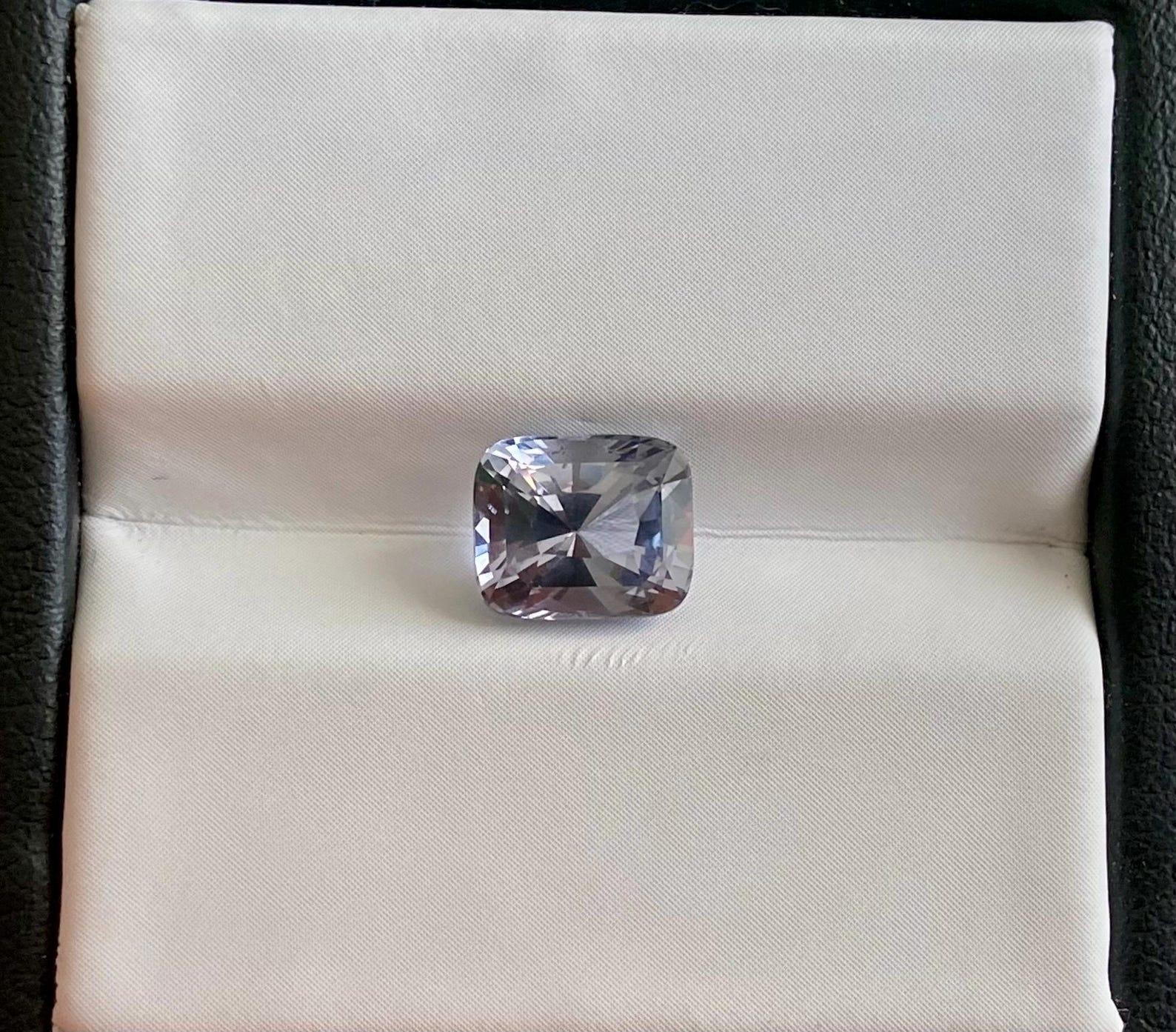 Gemma sciolta di Spinello Grigio Nature da 2,06 ct. Alta qualità, Tanzania, Certificato in vendita 3