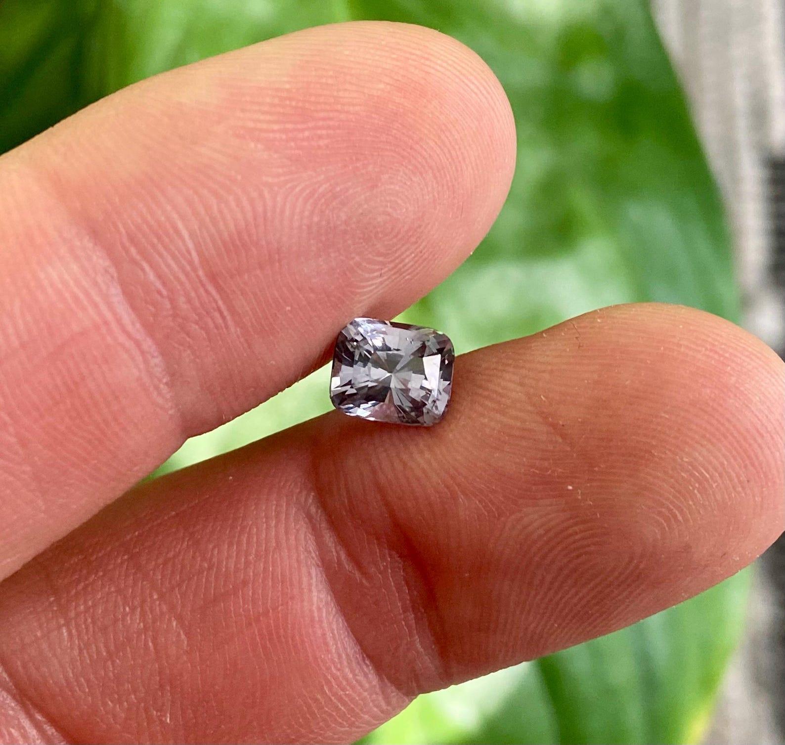 Gemma sciolta di Spinello Grigio Nature da 2,06 ct. Alta qualità, Tanzania, Certificato in vendita 4