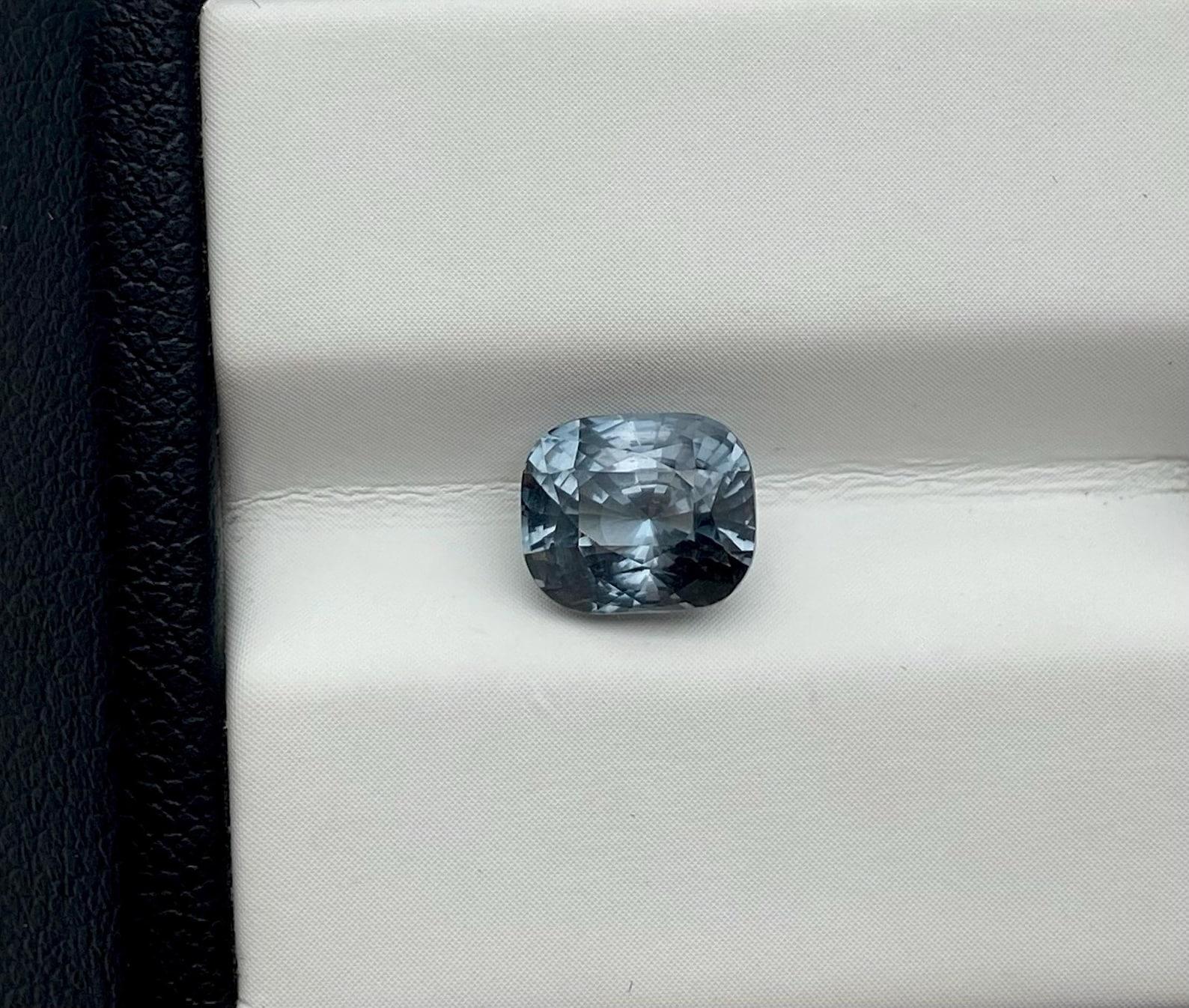 Gemma sciolta di Spinello Grigio Nature 2,07 ct., Alta qualità, Taglio a cuscino, Origine Tanzania.

Certificato dal laboratorio GFCO
Colore della pietra preziosa: grigio-bluastro
Tipo di gemma: Spinello
Dimensioni della gemma: 7,39x6,24x5,22
