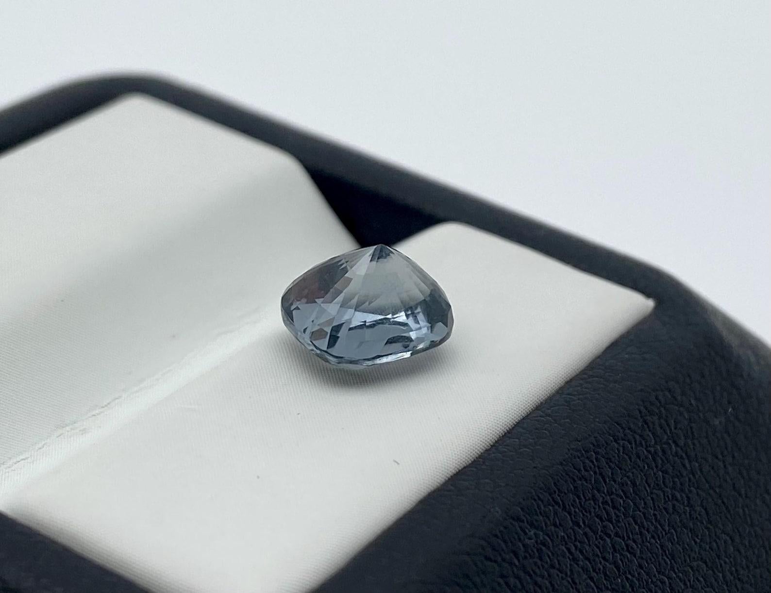 Gemma sciolta di Spinello Grigio Nature 2,07 ct., Alta qualità, Certificato CFCO In condizioni Nuovo in vendita a Daugavpils, LV