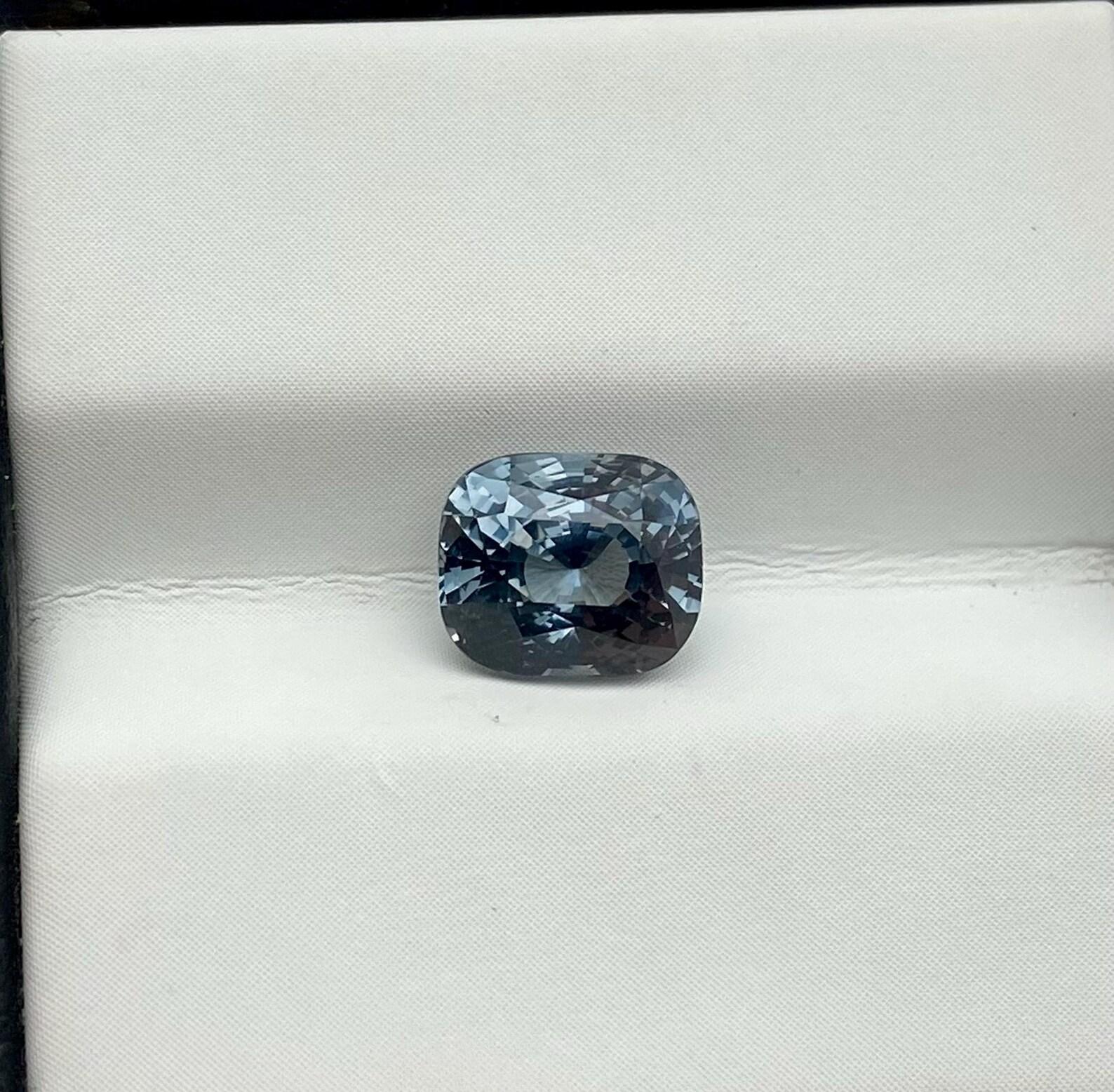 Gemma sciolta di Spinello Grigio Nature 2,07 ct., Alta qualità, Certificato CFCO in vendita 1