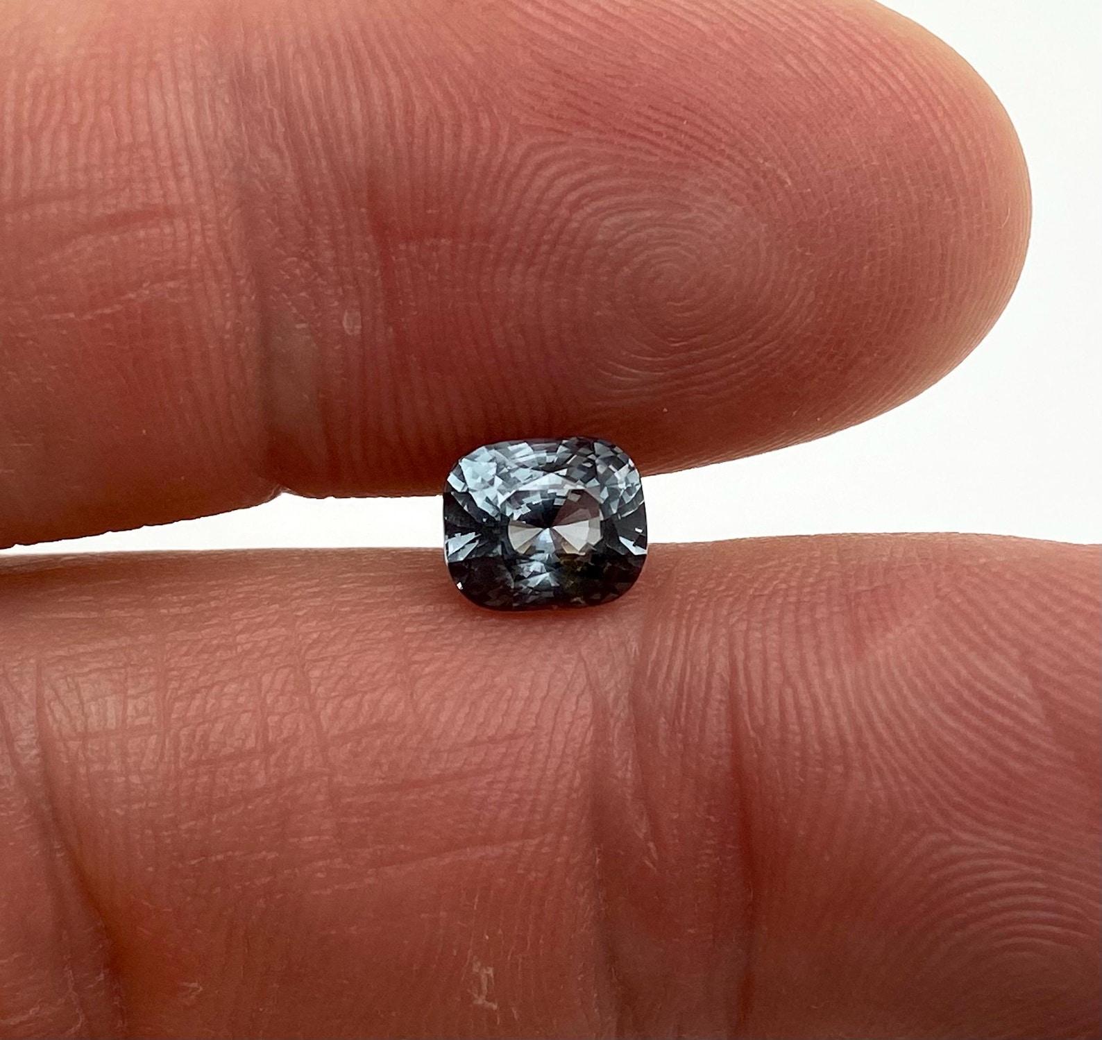 Gemma sciolta di Spinello Grigio Nature 2,07 ct., Alta qualità, Certificato CFCO in vendita 2
