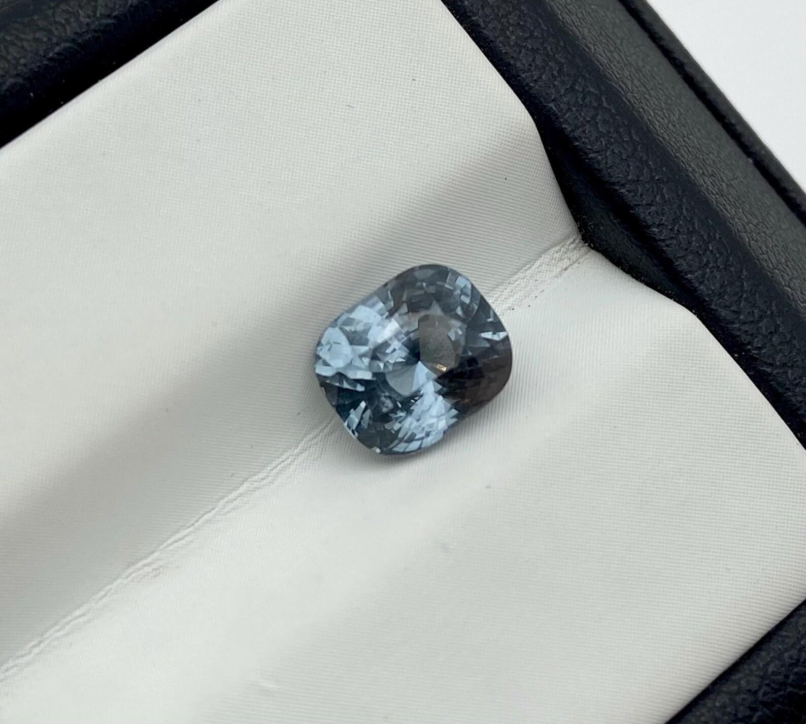 Gemma sciolta di Spinello Grigio Nature 2,07 ct., Alta qualità, Certificato CFCO in vendita 3