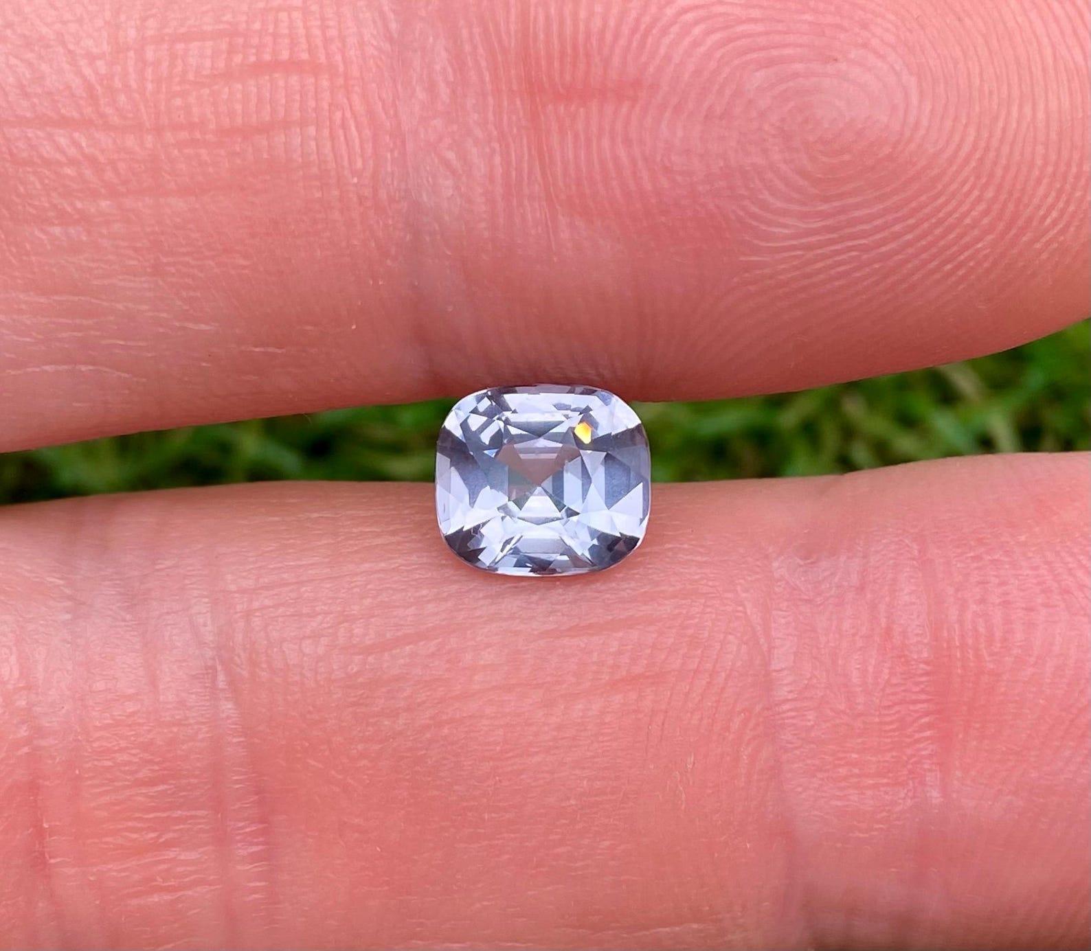 Natürlicher Grauer Spinell Edelstein aus Tansania

GFCO-Labor zertifiziert
Edelsteinfarbe: Grau
Edelstein-Typ: Spinell
Größe des Edelsteins: 8,06x7,17x4,78 mm
Schnittqualität: Ausgezeichnet
Klarheit/Grad: Augenrein
Form des Edelsteins: