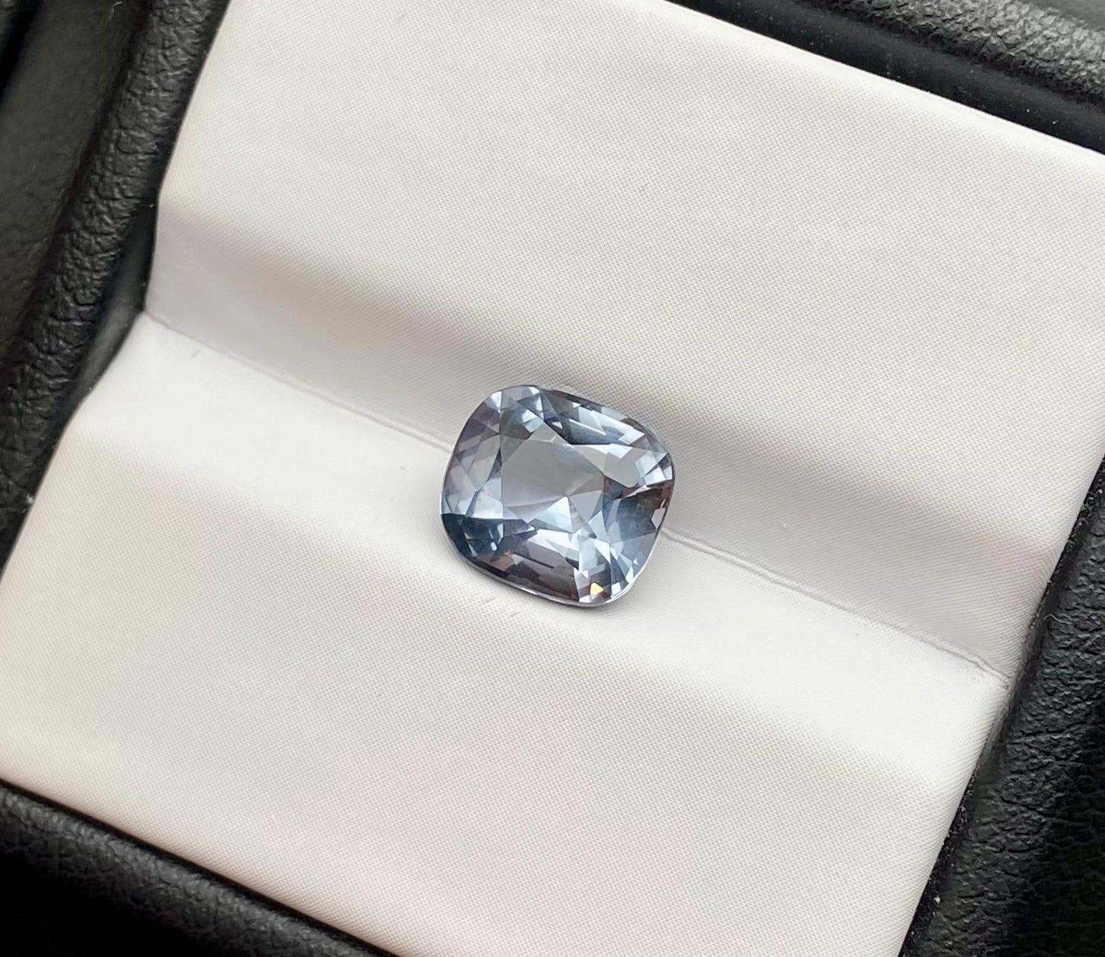 Natürlicher grauer Spinell, loser Edelstein 2.11 Karat, hohe Qualität, Kissenschliff, Tansania für Damen oder Herren im Angebot