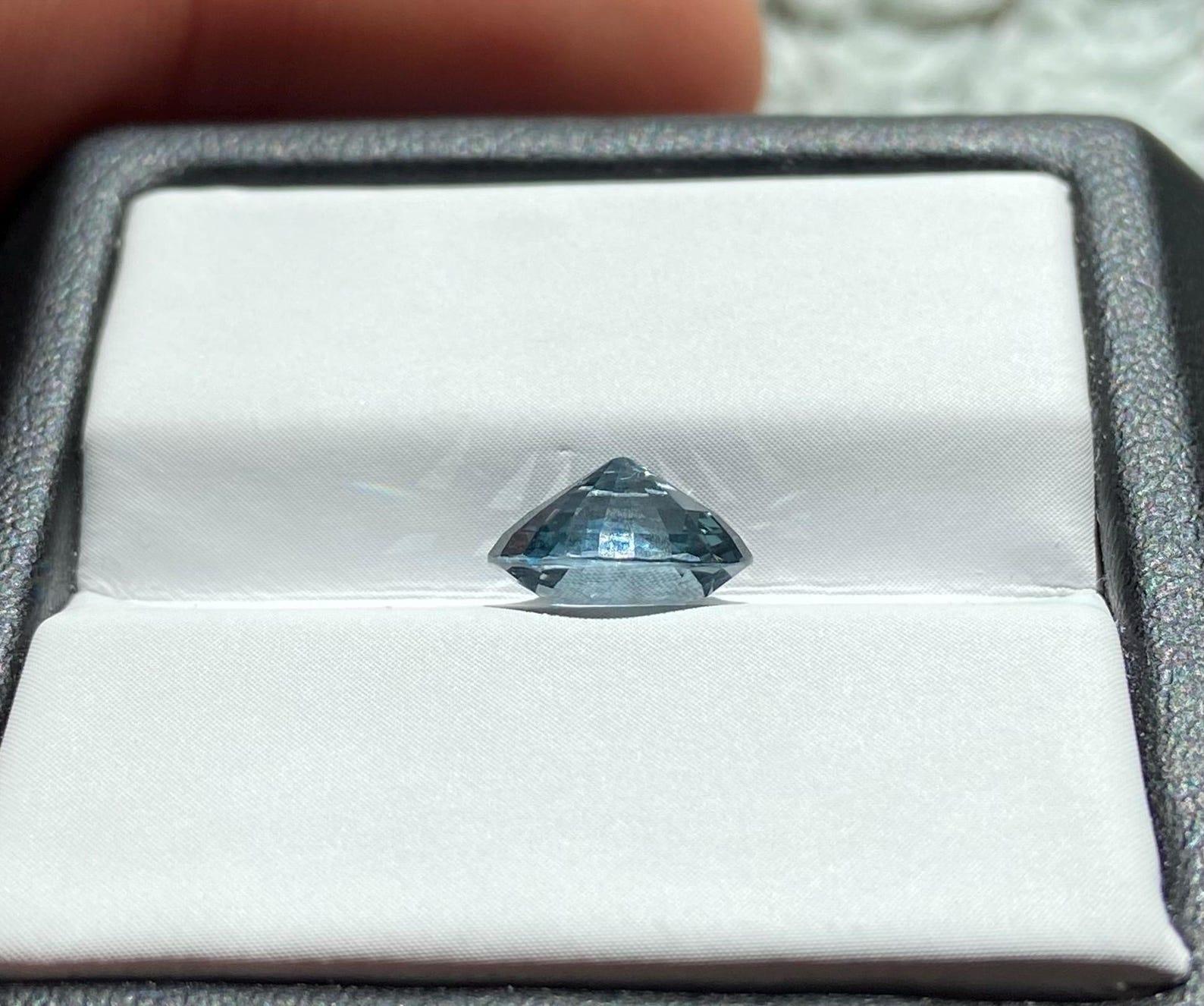 Natural Grey Spinel loose gemstone 2.14 ct., High quality, Oval cut, Tanzania For Sale 2