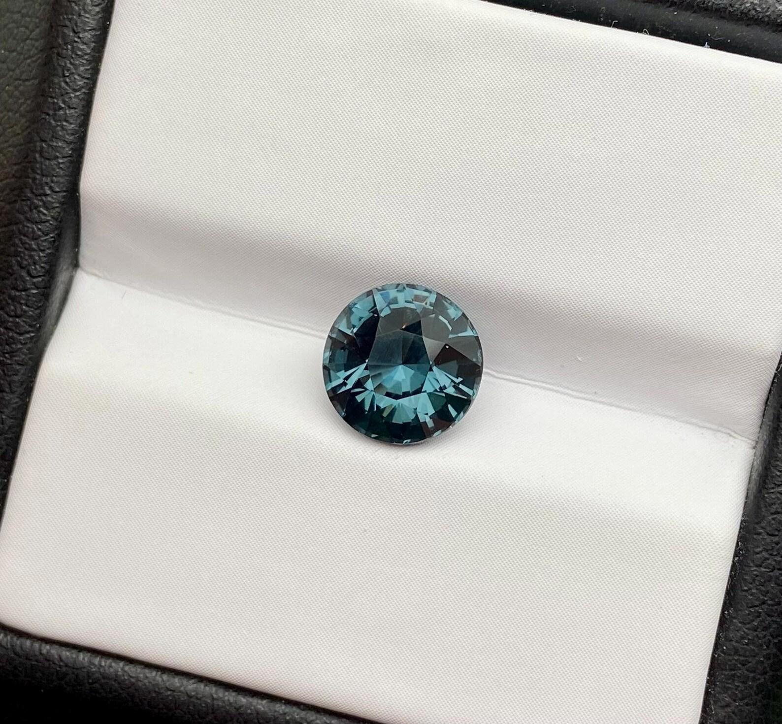 Gemma sciolta di Spinello grigio-blu naturale da 2,34 carati, alta qualità, taglio rotondo. in vendita 5
