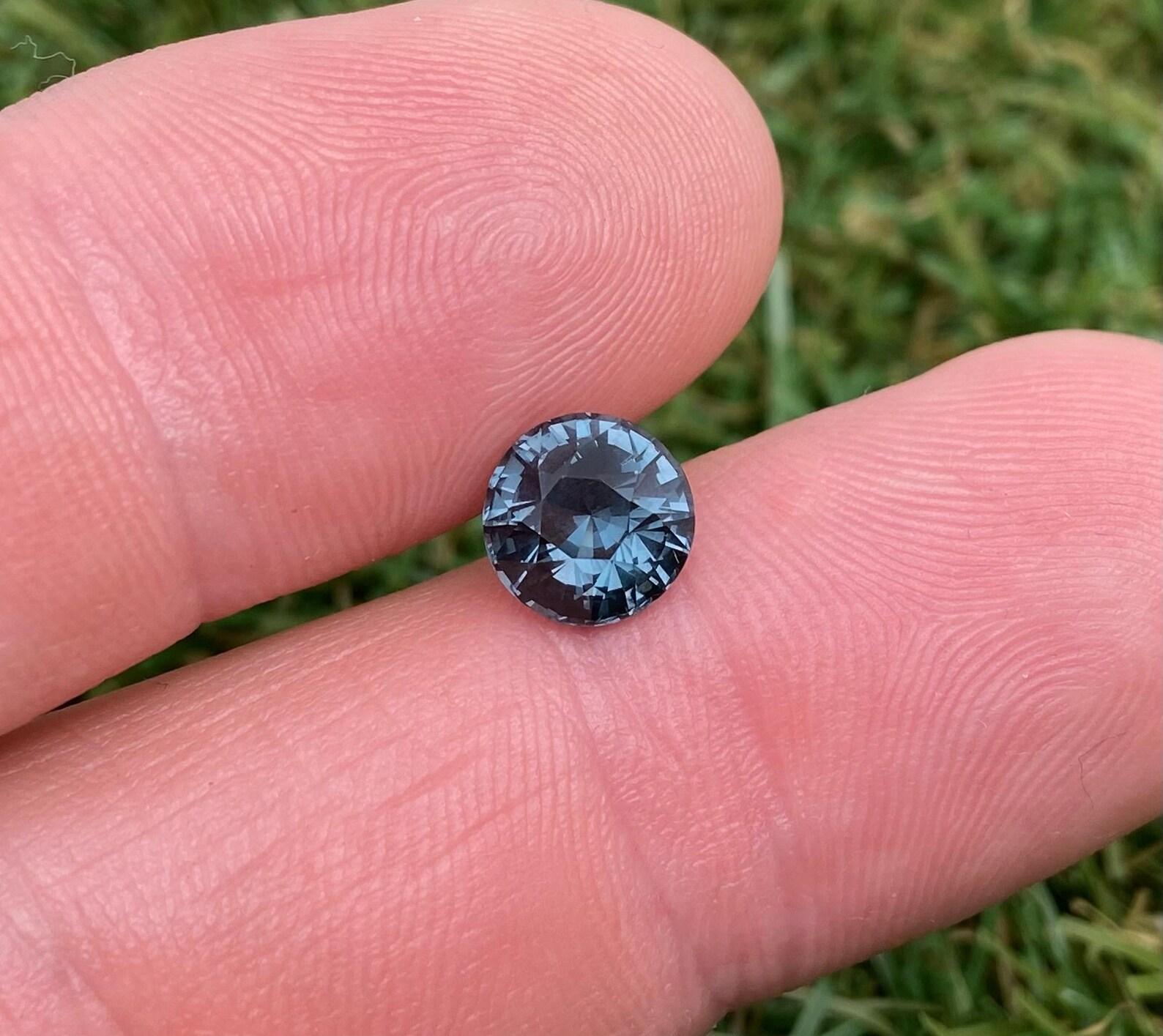 Gemma sciolta di Spinello grigio-blu naturale da 2,34 carati, alta qualità, taglio rotondo. in vendita 6