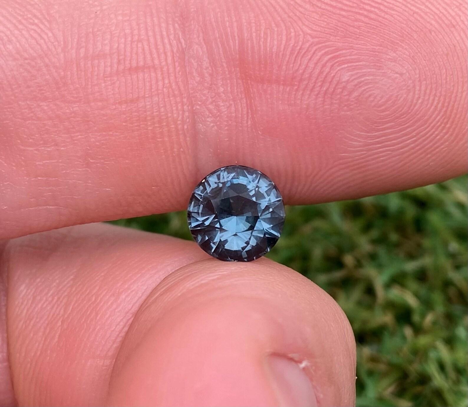 Taglio rotondo Gemma sciolta di Spinello grigio-blu naturale da 2,34 carati, alta qualità, taglio rotondo. in vendita