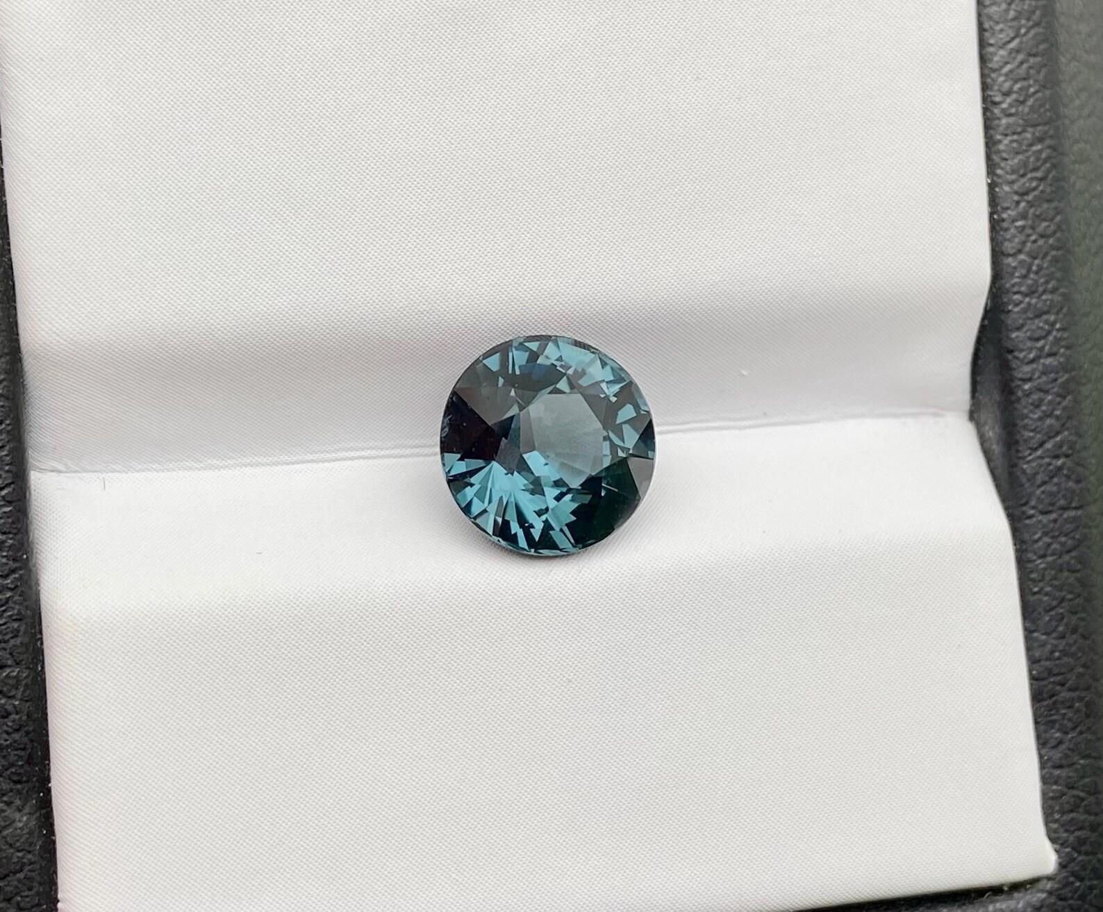 Gemma sciolta di Spinello grigio-blu naturale da 2,34 carati, alta qualità, taglio rotondo. In condizioni Nuovo in vendita a Daugavpils, LV