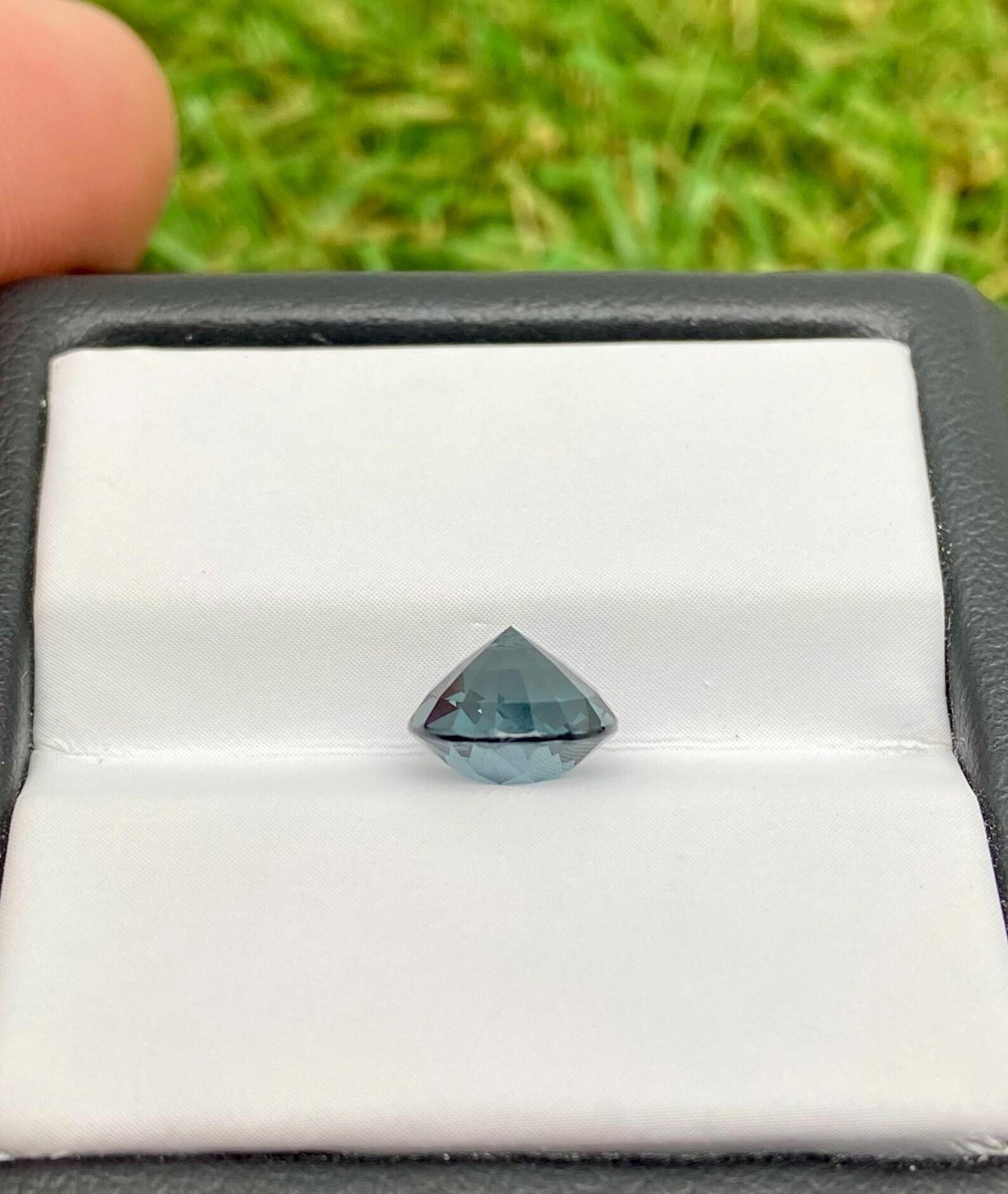 da uomo o donna Gemma sciolta di Spinello grigio-blu naturale da 2,34 carati, alta qualità, taglio rotondo. in vendita