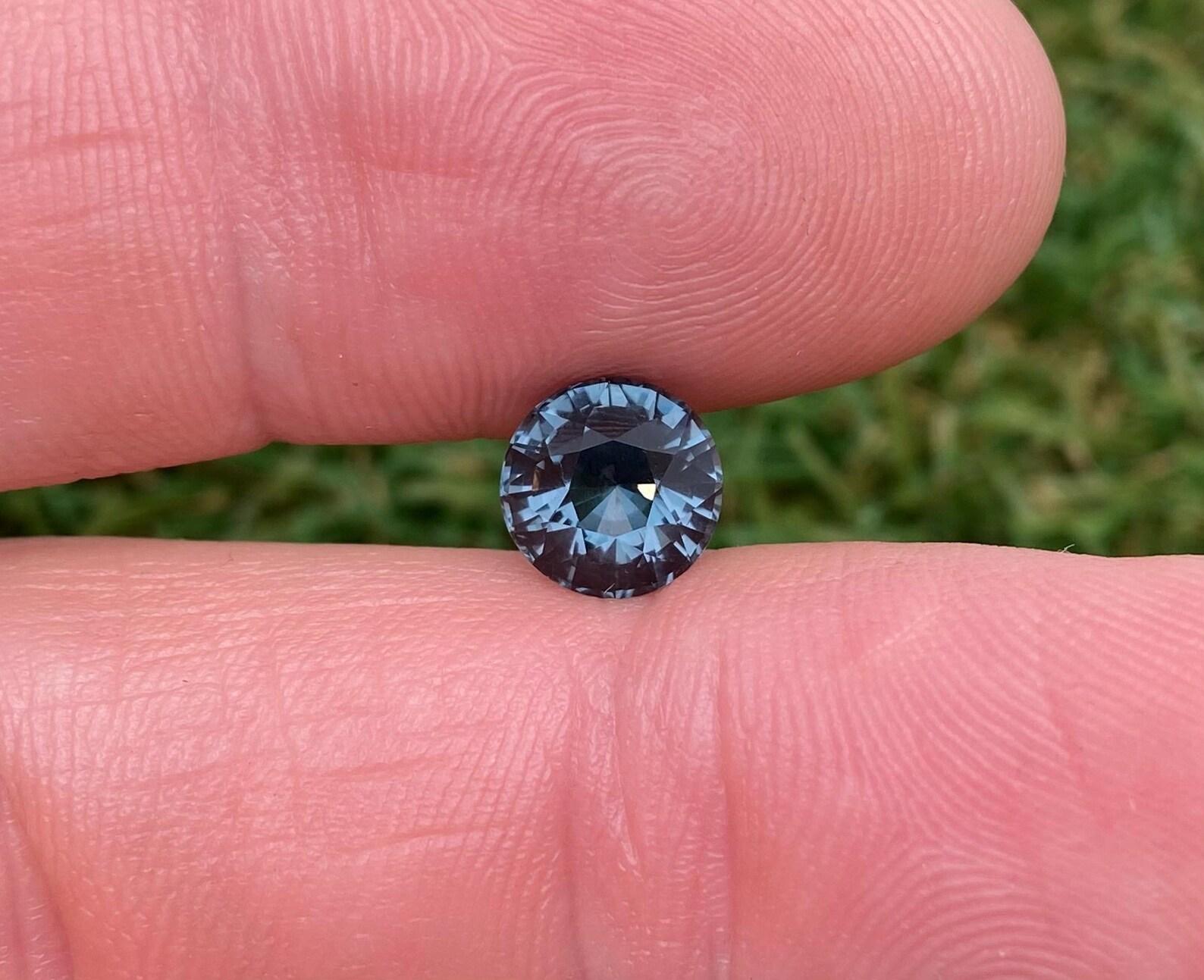 Gemma sciolta di Spinello grigio-blu naturale da 2,34 carati, alta qualità, taglio rotondo. in vendita 1