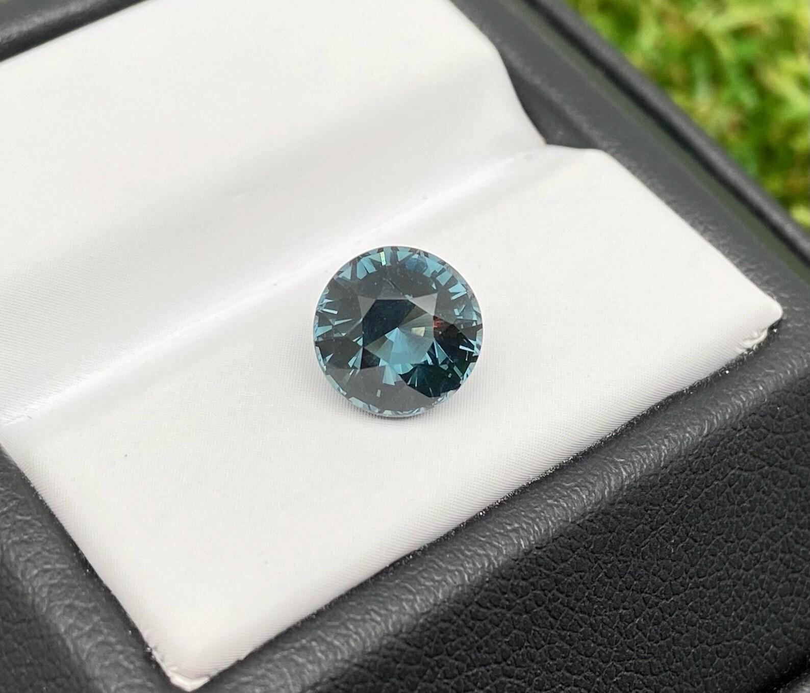 Gemma sciolta di Spinello grigio-blu naturale da 2,34 carati, alta qualità, taglio rotondo. in vendita 2