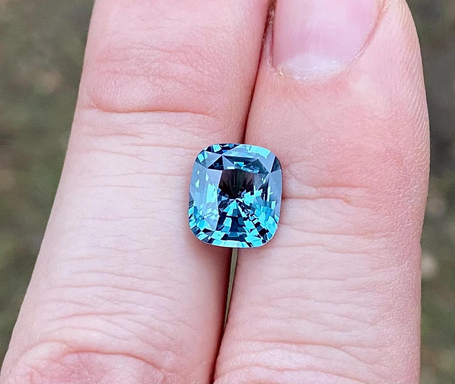 Gemma sciolta di Spinello grigio-blu naturale 4,09 ct., Alta qualità, Taglio a cuscino in vendita 5