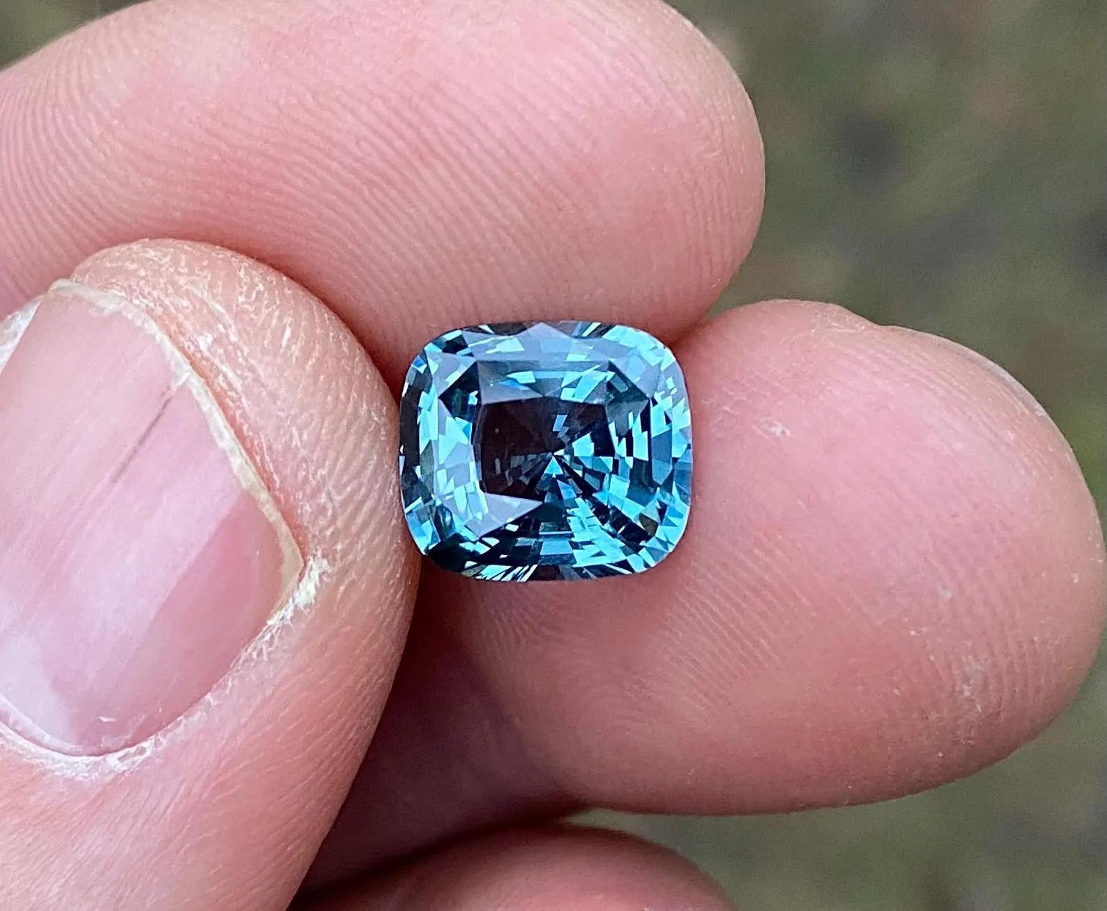 Gemma sciolta di Spinello grigio-blu naturale 4,09 ct., Alta qualità, Taglio a cuscino in vendita 6