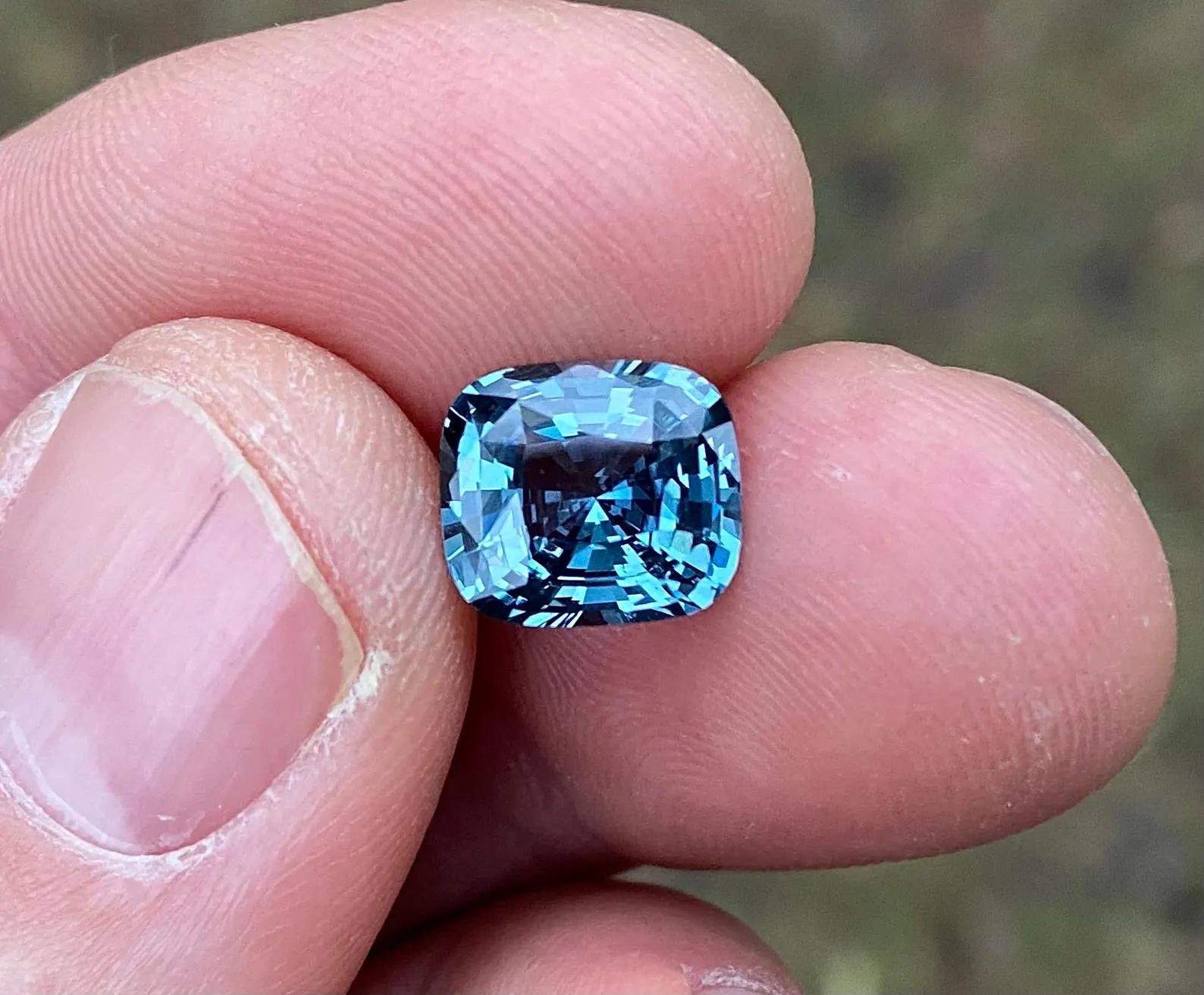 Gemma sciolta di Spinello grigio-blu naturale 4,09 ct., Alta qualità, Taglio a cuscino in vendita 9
