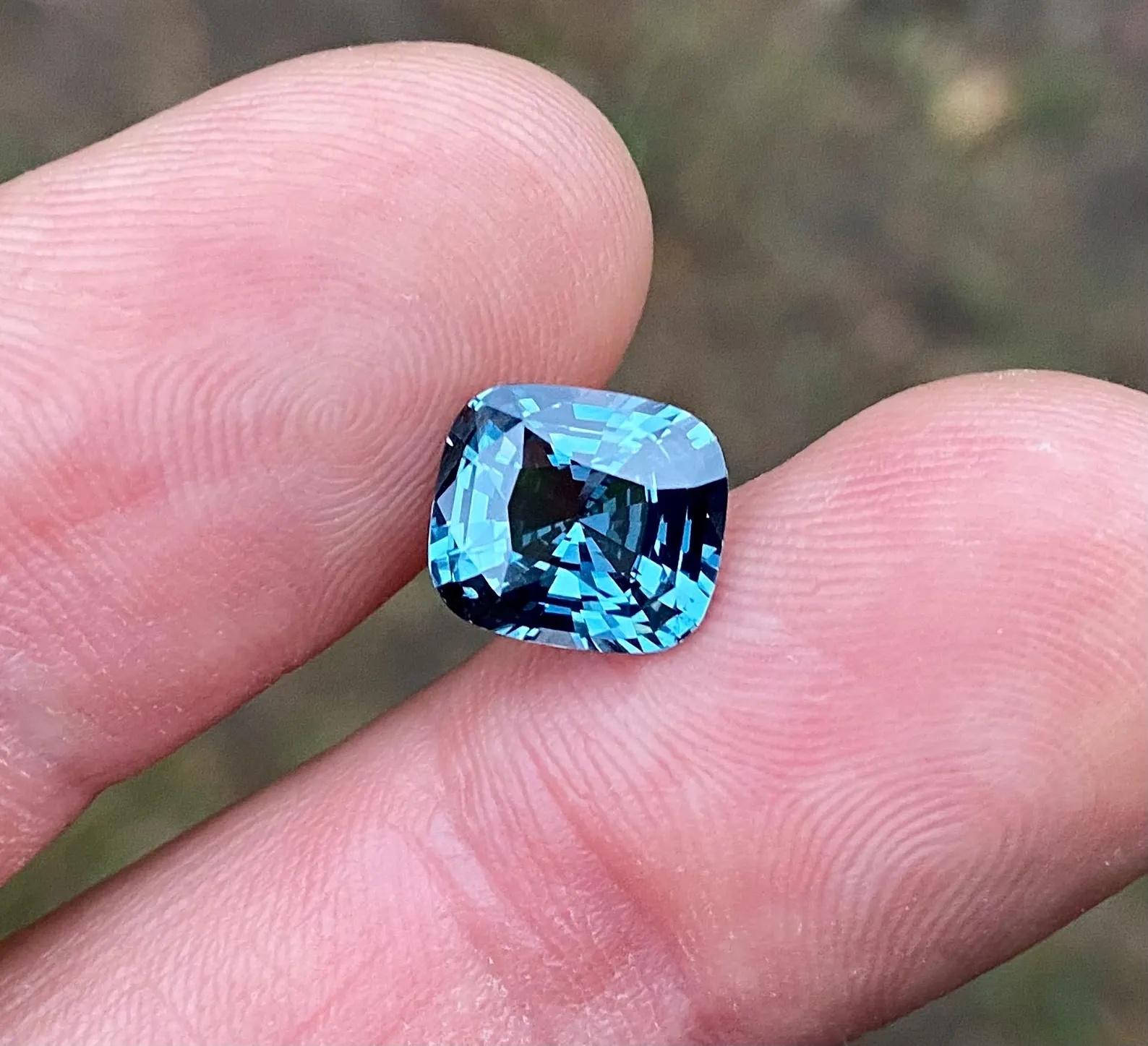 Taglio cuscino Gemma sciolta di Spinello grigio-blu naturale 4,09 ct., Alta qualità, Taglio a cuscino in vendita