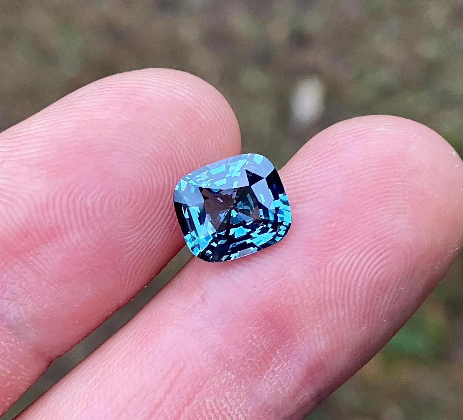 Gemma sciolta di Spinello grigio-blu naturale 4,09 ct., Alta qualità, Taglio a cuscino In condizioni Nuovo in vendita a Daugavpils, LV