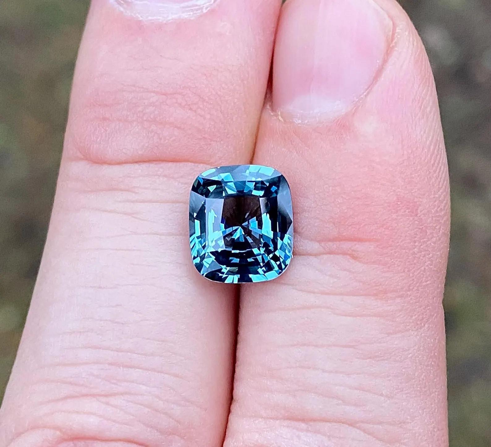 da uomo o donna Gemma sciolta di Spinello grigio-blu naturale 4,09 ct., Alta qualità, Taglio a cuscino in vendita