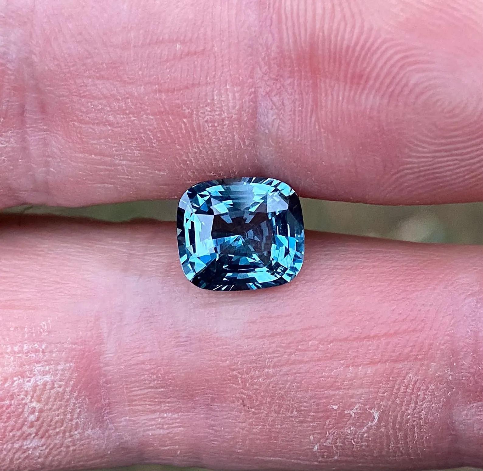 Gemma sciolta di Spinello grigio-blu naturale 4,09 ct., Alta qualità, Taglio a cuscino in vendita 1