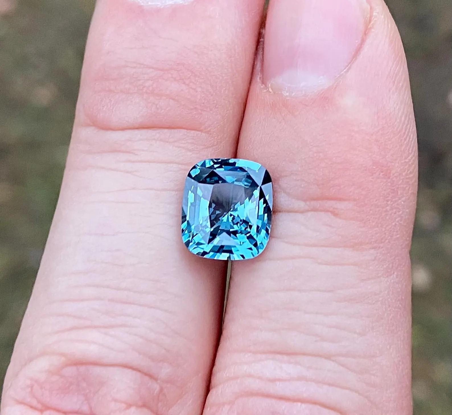 Gemma sciolta di Spinello grigio-blu naturale 4,09 ct., Alta qualità, Taglio a cuscino in vendita 2