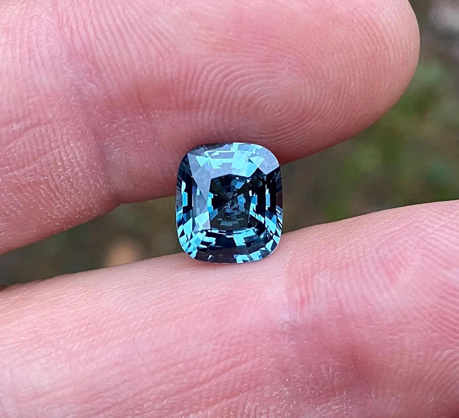 Gemma sciolta di Spinello grigio-blu naturale 4,09 ct., Alta qualità, Taglio a cuscino in vendita 3