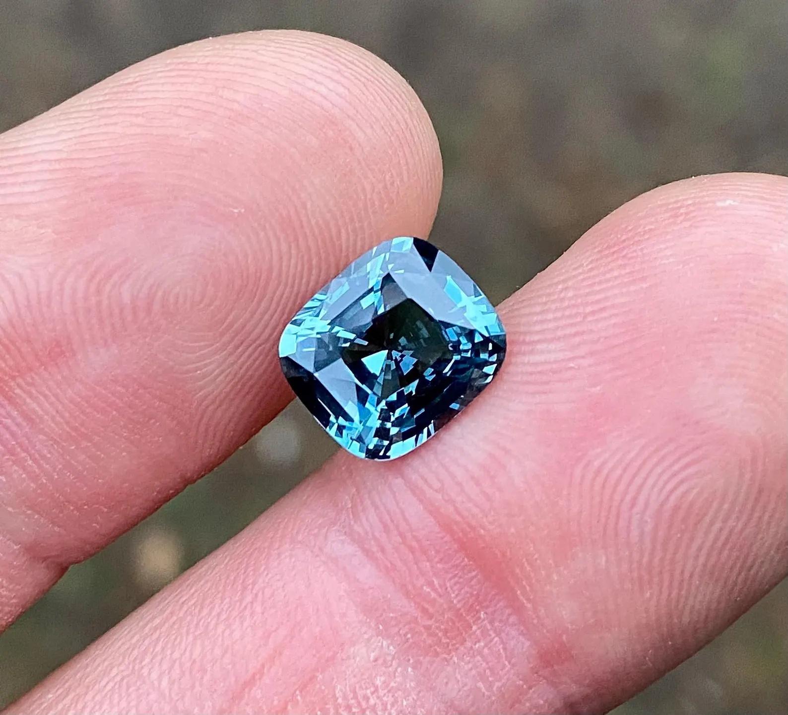 Gemma sciolta di Spinello grigio-blu naturale 4,09 ct., Alta qualità, Taglio a cuscino in vendita 4