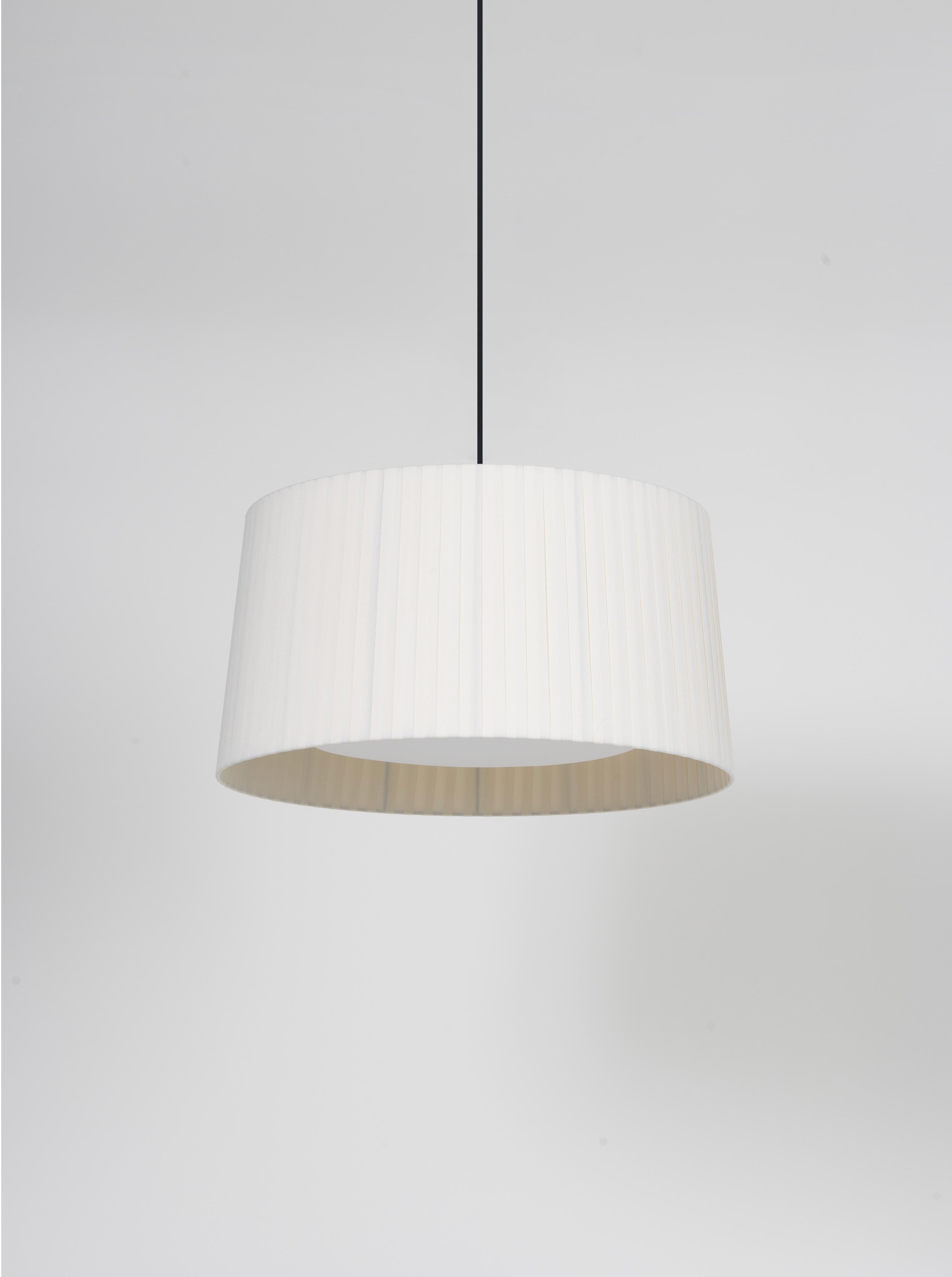 Natural GT5 pendant lamp by Santa & Cole
Dimensions: D 62 x H 32 cm
Materials: Metal, ribbon.
Available in other colors. Available in 2 lights version.

Designed for intermediate volumes and household areas, GT5 and GT6 are hanging lamps with