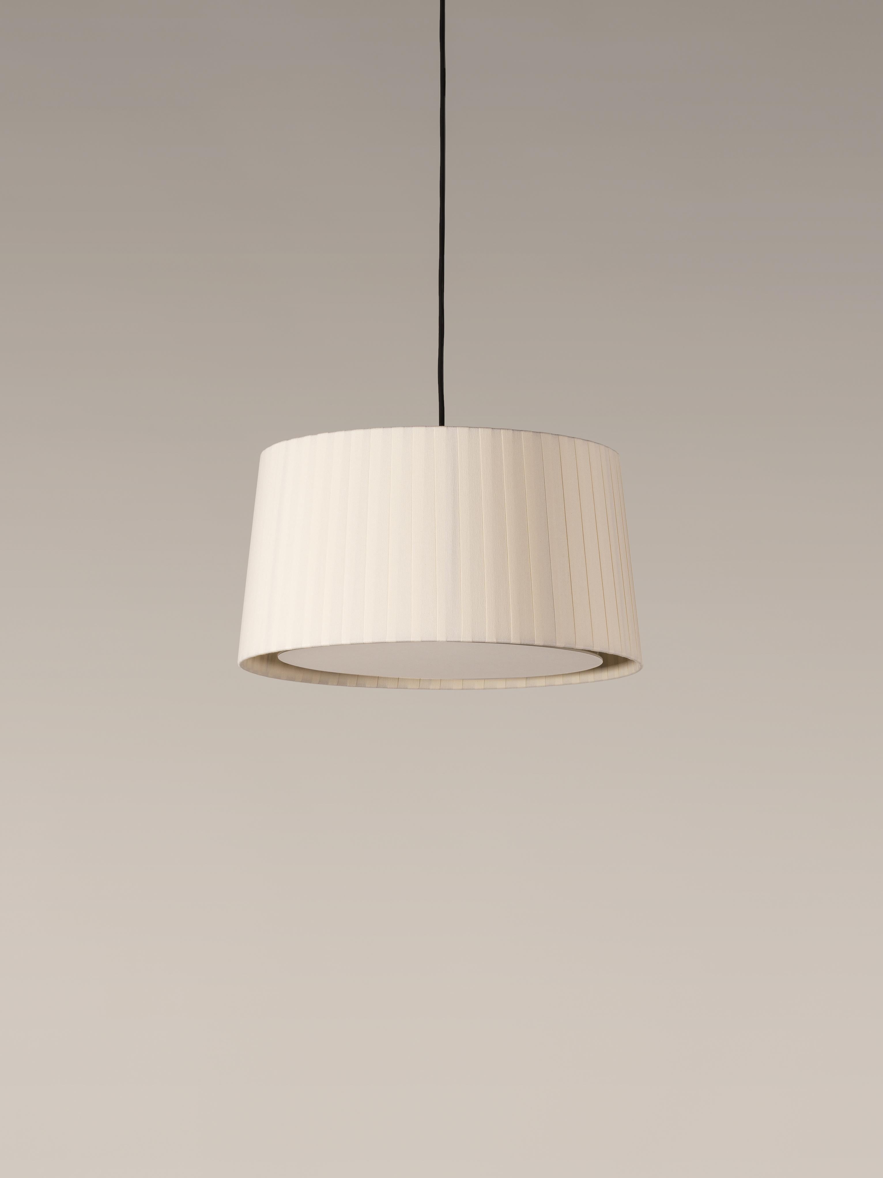 Natural GT6 pendant lamp by Santa & Cole
Dimensions: D 45 x H 23 cm.
Materials: Metal, ribbon.
Available in other colors. Available in 2 lights version.

Designed for intermediate volumes and household areas, GT5 and GT6 are hanging lamps with