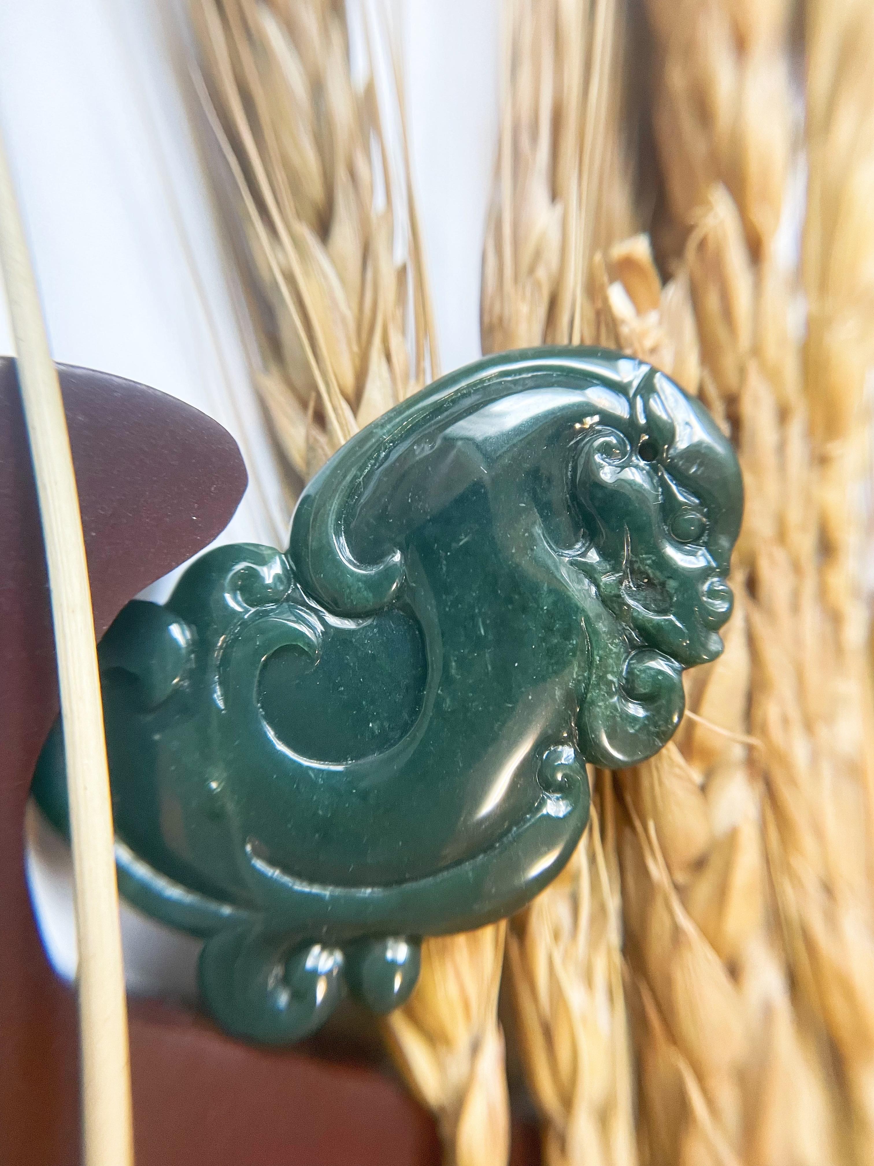 Natural Guatemala Carved Ancient Dragon Jade Loose Stone Pendant In New Condition For Sale In Kowloon, HK