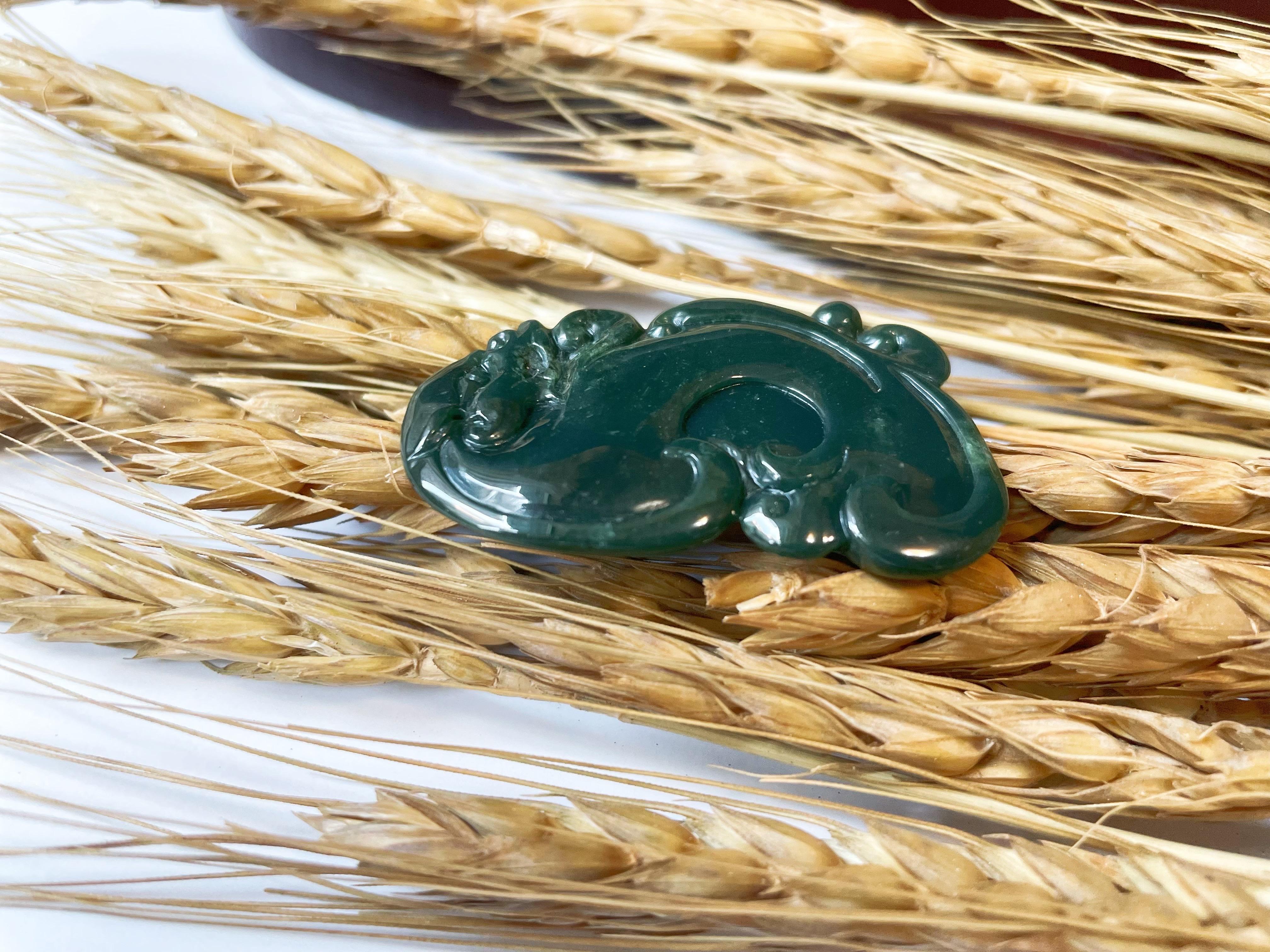 Natural Guatemala Carved Ancient Dragon Jade Loose Stone Pendant For Sale 2