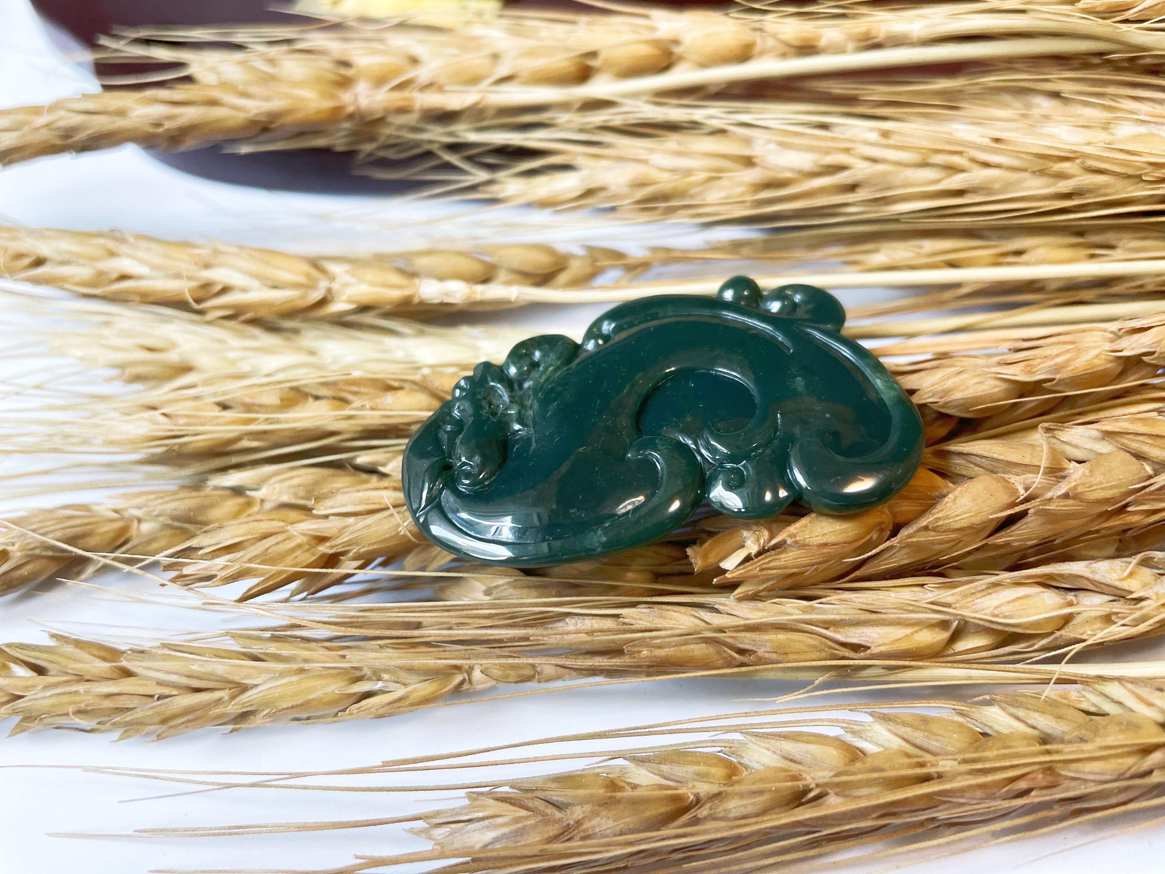 Natural Guatemala Carved Ancient Dragon Jade Loose Stone Pendant For Sale 3
