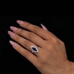 Anillo de Cóctel de Zafiro Azul y Diamantes de Corte Marquesa Halo Natural Oro Blanco 18k