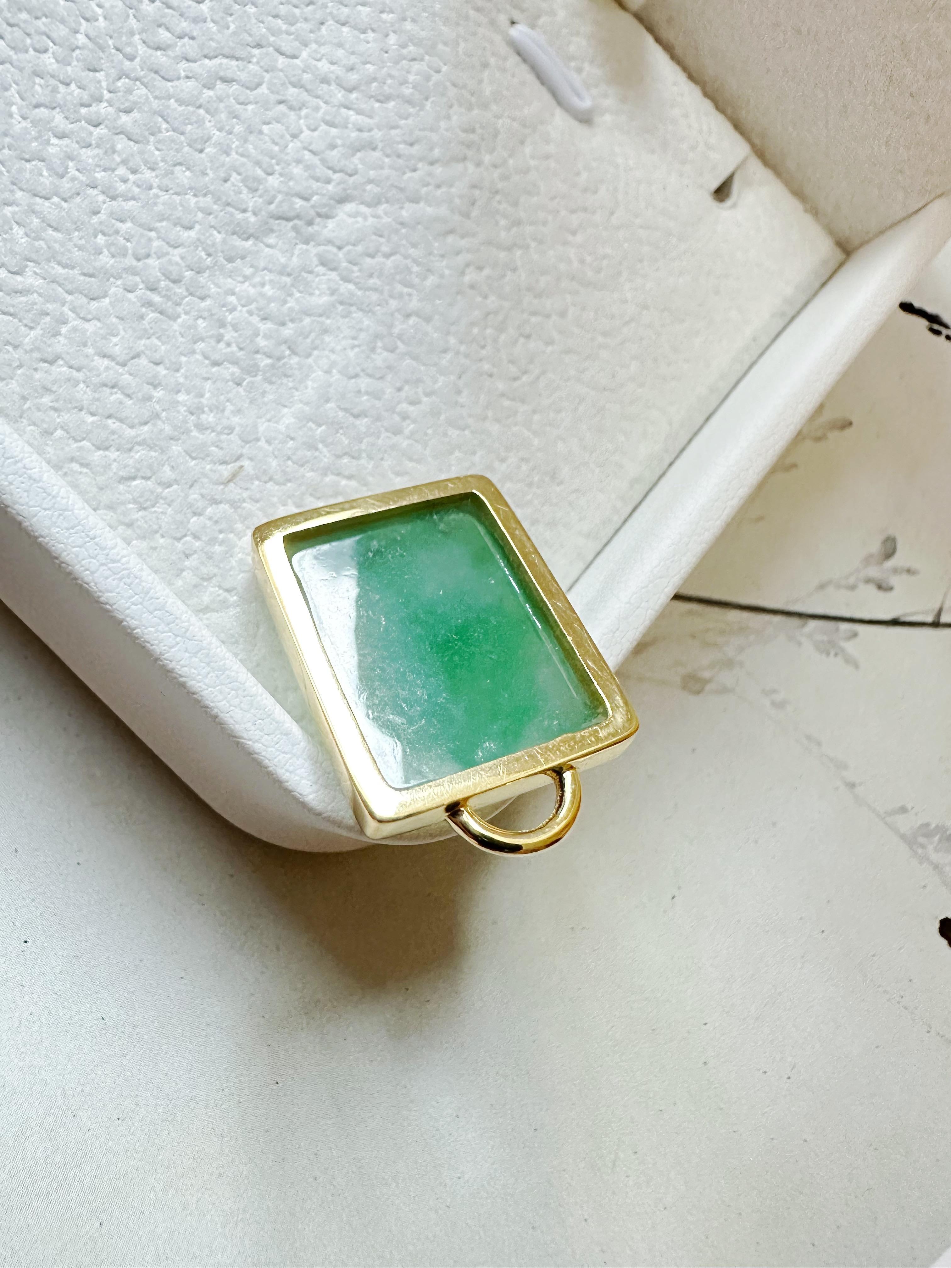 Ciondolo di giada naturale certificata, scolpita a mano, di colore verde vivo, color oro e argento. in vendita 4