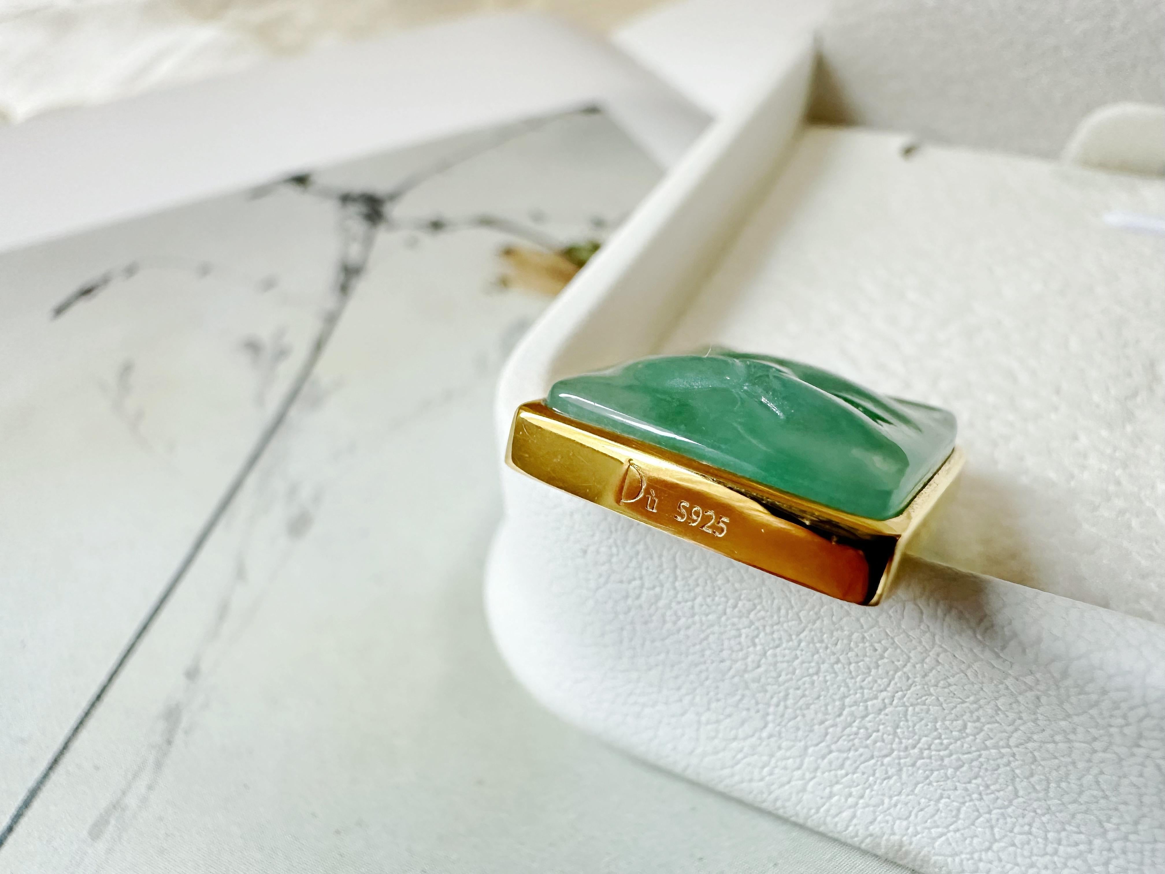 Ciondolo di giada naturale certificata, scolpita a mano, di colore verde vivo, color oro e argento. in vendita 5