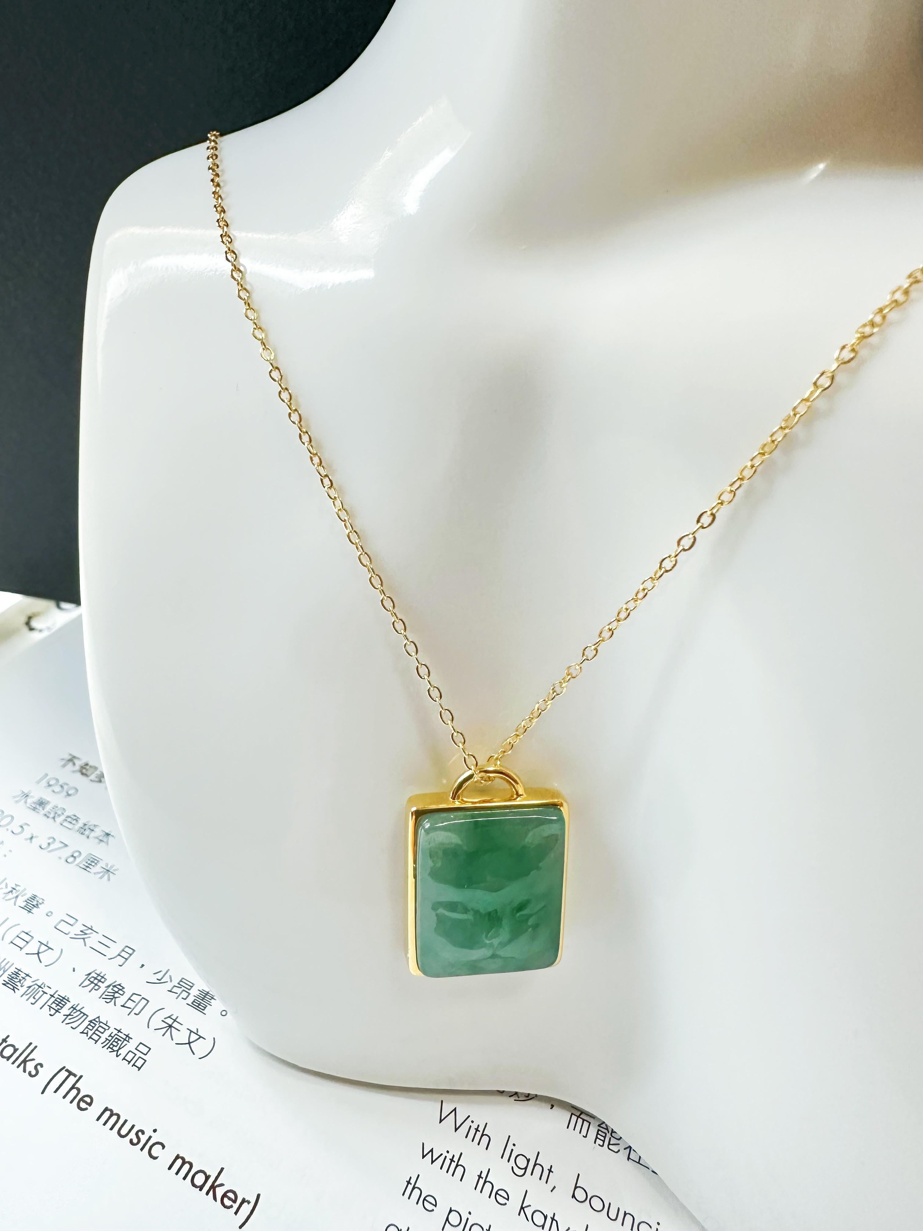 Ciondolo di giada naturale certificata, scolpita a mano, di colore verde vivo, color oro e argento. in vendita 6