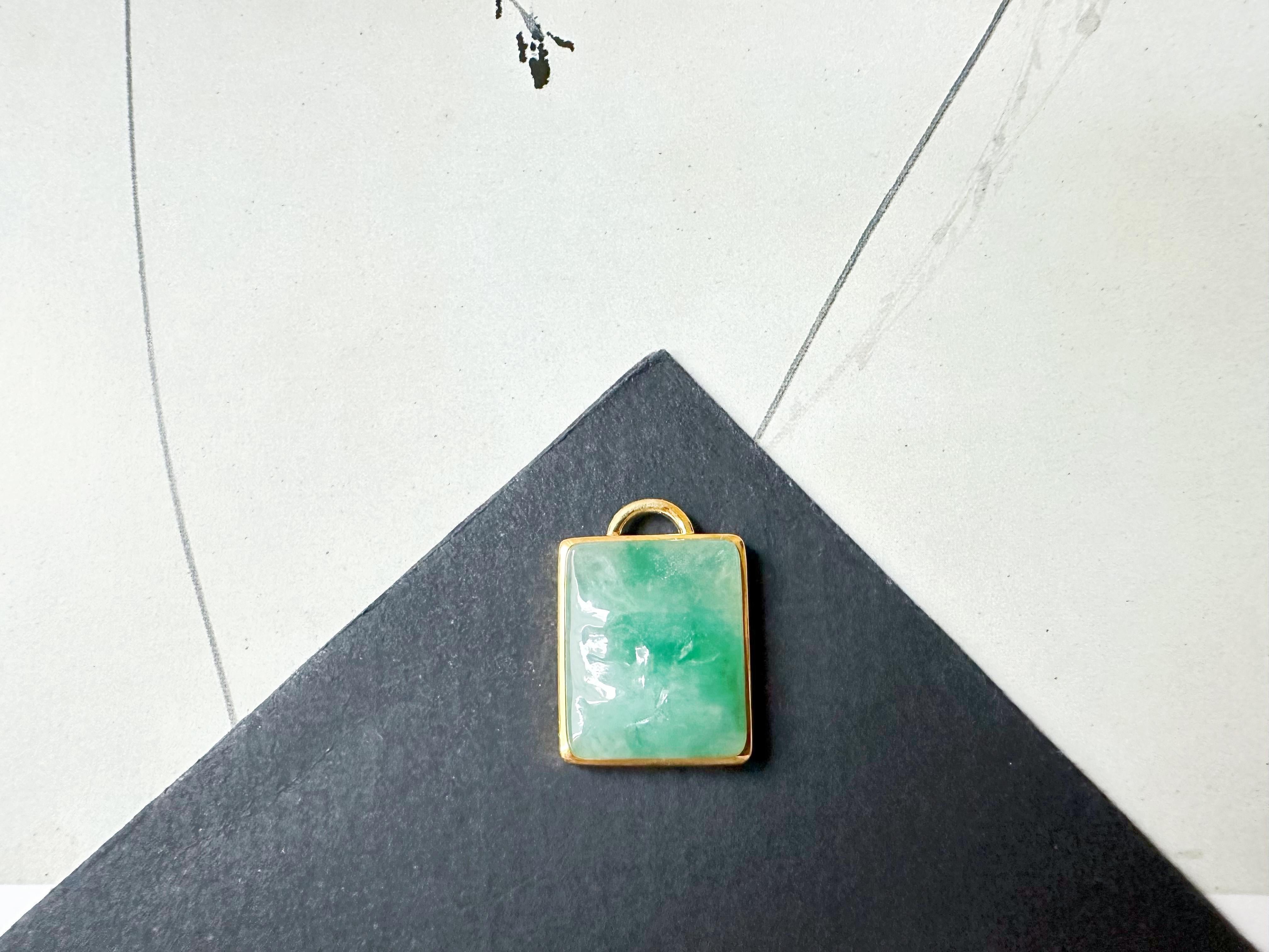 Eleganza felina con il nostro delizioso ciondolo con muso di gatto naturale intagliato a mano, realizzato in giada verde brillante. Incastonato in argento 925 di alta qualità, questo pezzo unico combina l'arte con un tocco di Nature.

L'intricato